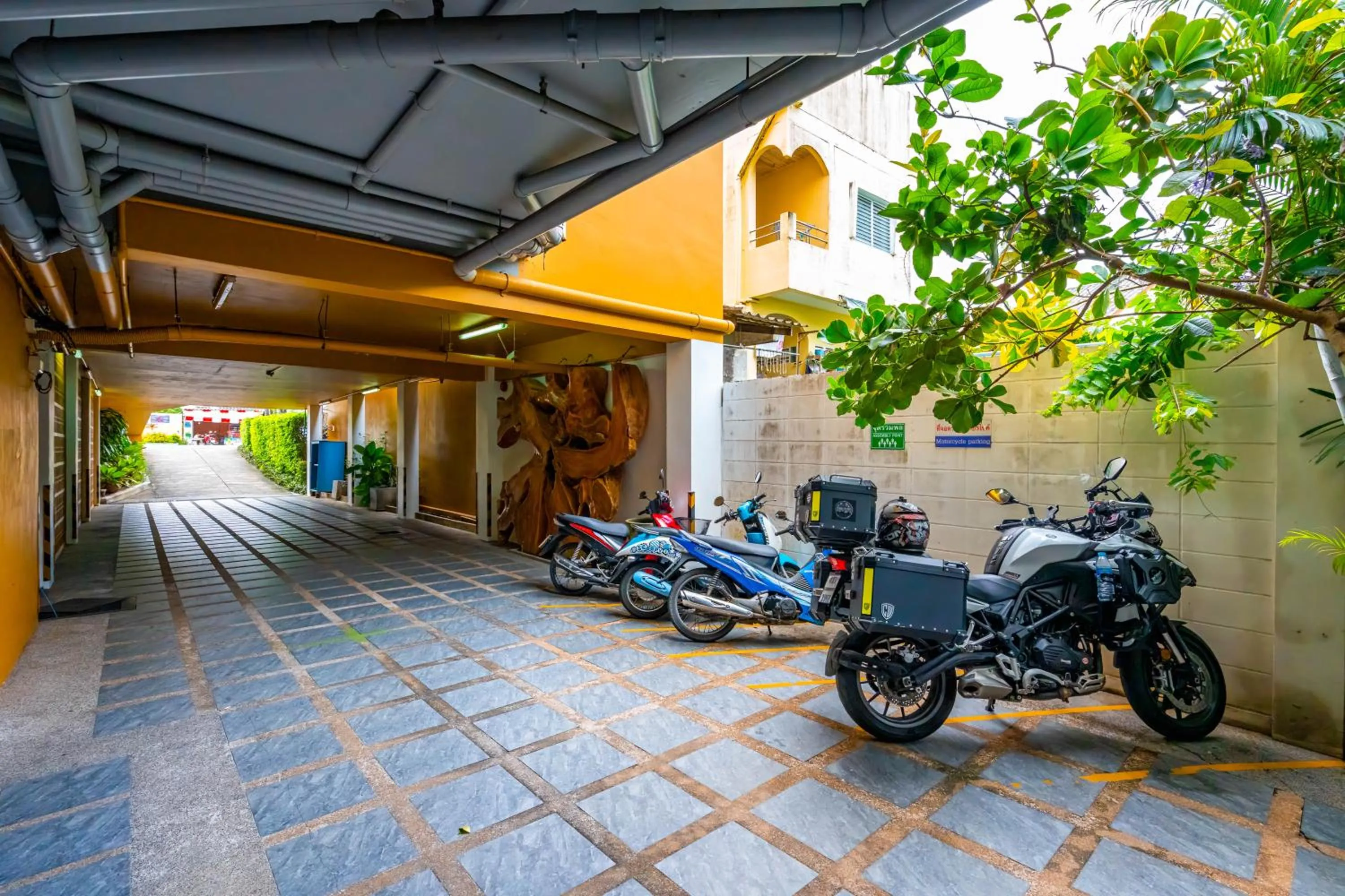 Parking in The Cheetar Hotel