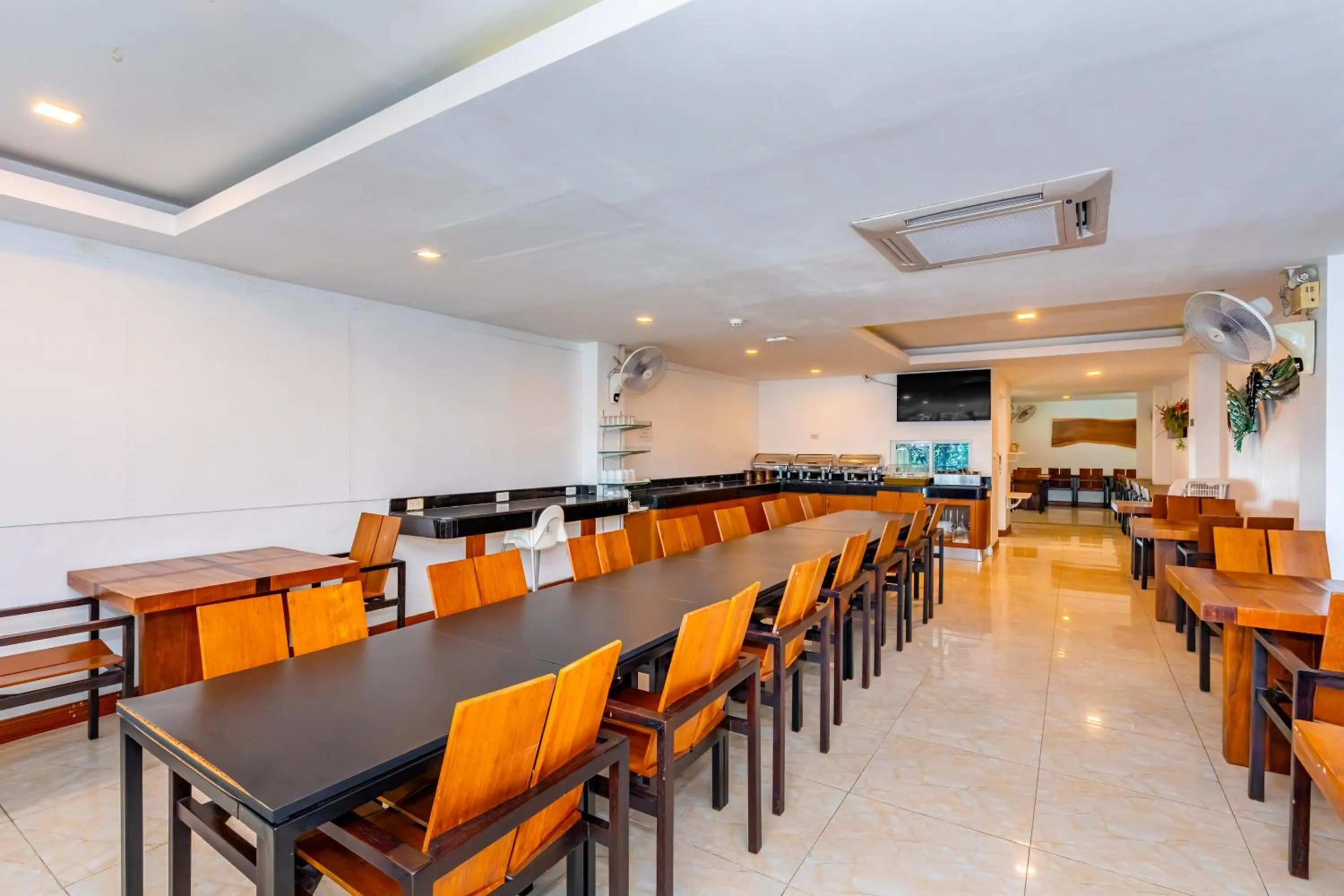 Restaurant/places to eat in The Cheetar Hotel