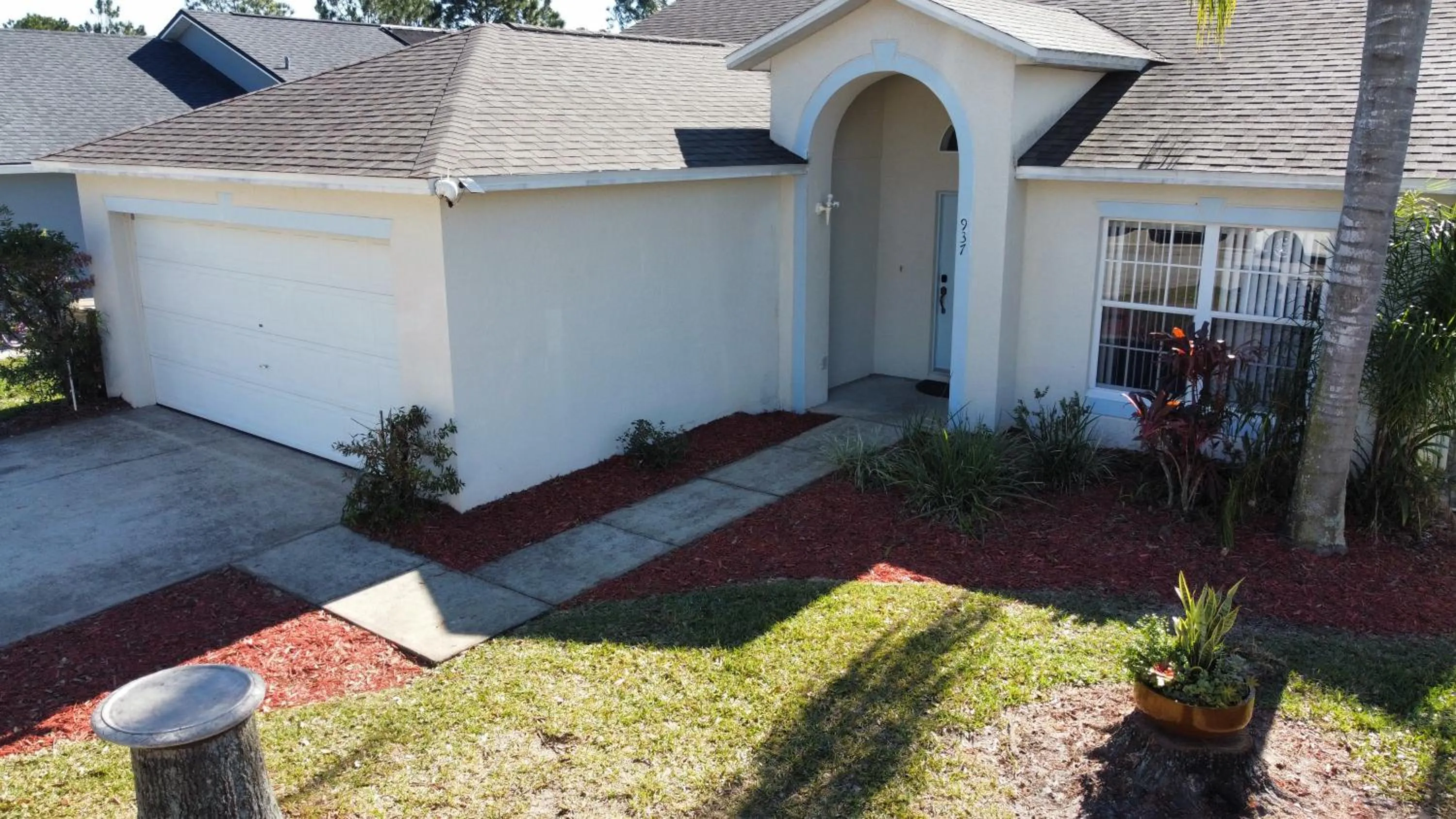 Property building in 3 Bedroom Villa with Poolside Cinema and Games Room Close to theme Parks sleeps 6 plus 2