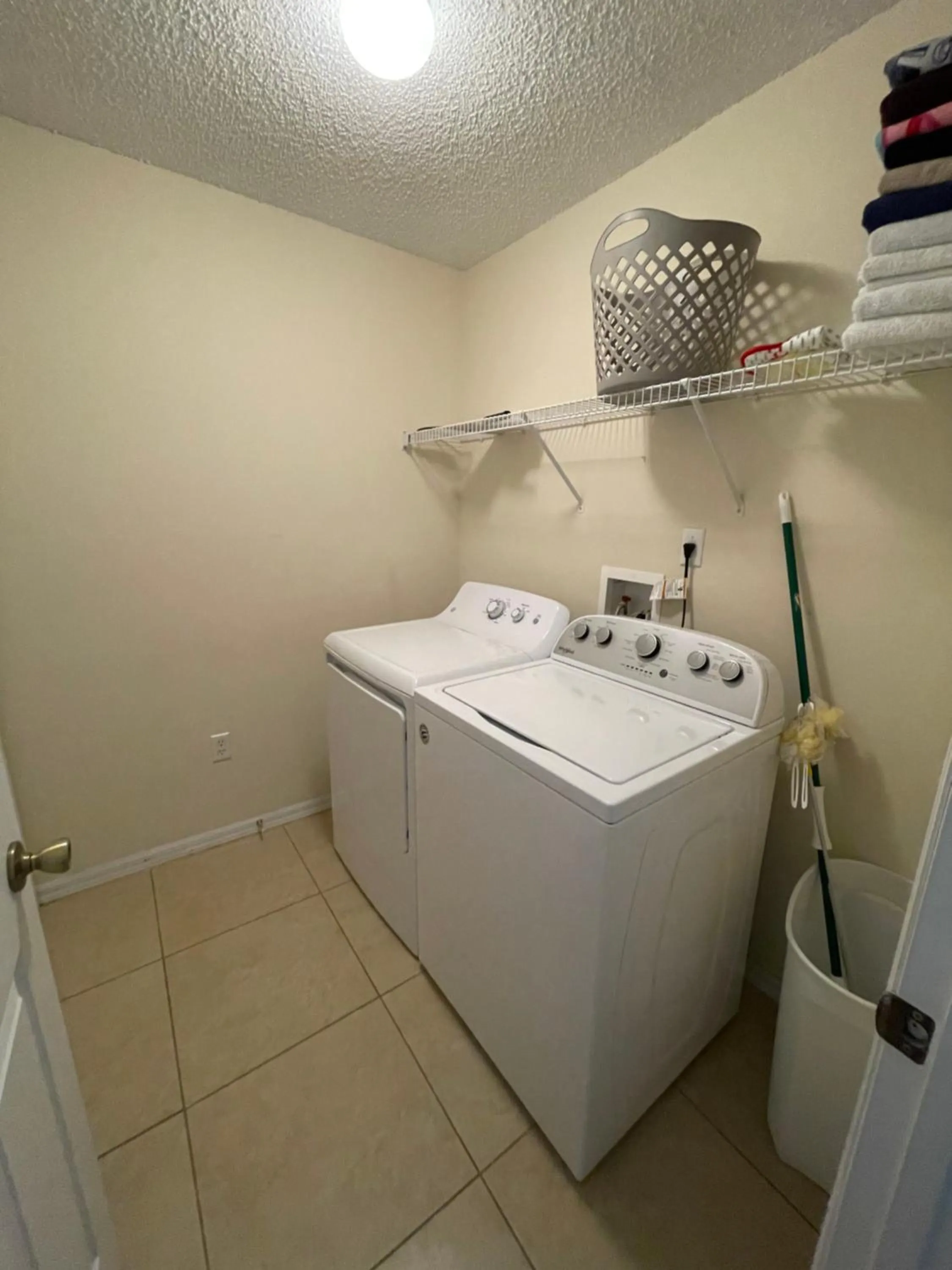 washing machine in 3 Bedroom Villa with Poolside Cinema and Games Room Close to theme Parks sleeps 6 plus 2