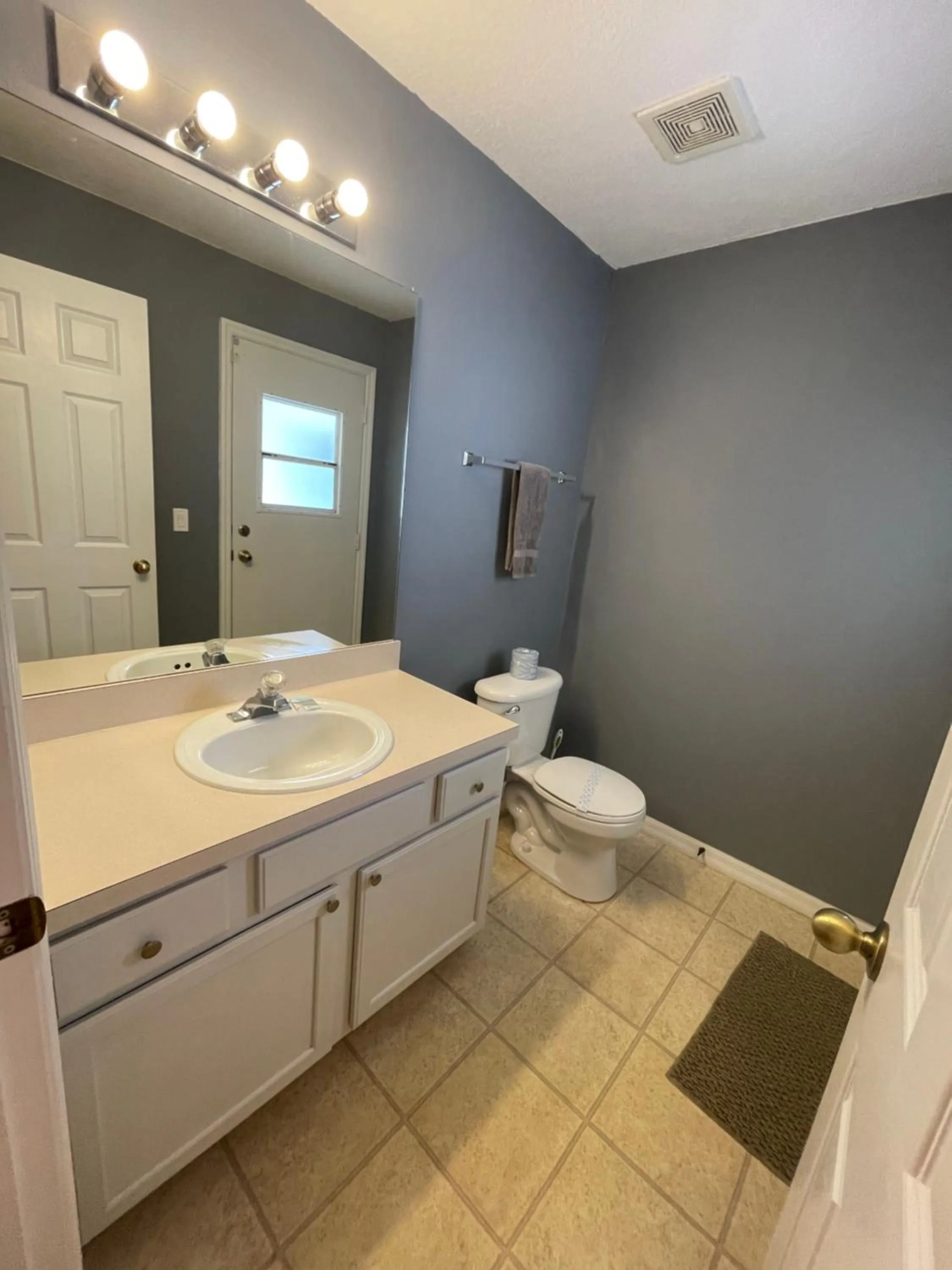 Toilet in 3 Bedroom Villa with Poolside Cinema and Games Room Close to theme Parks sleeps 6 plus 2