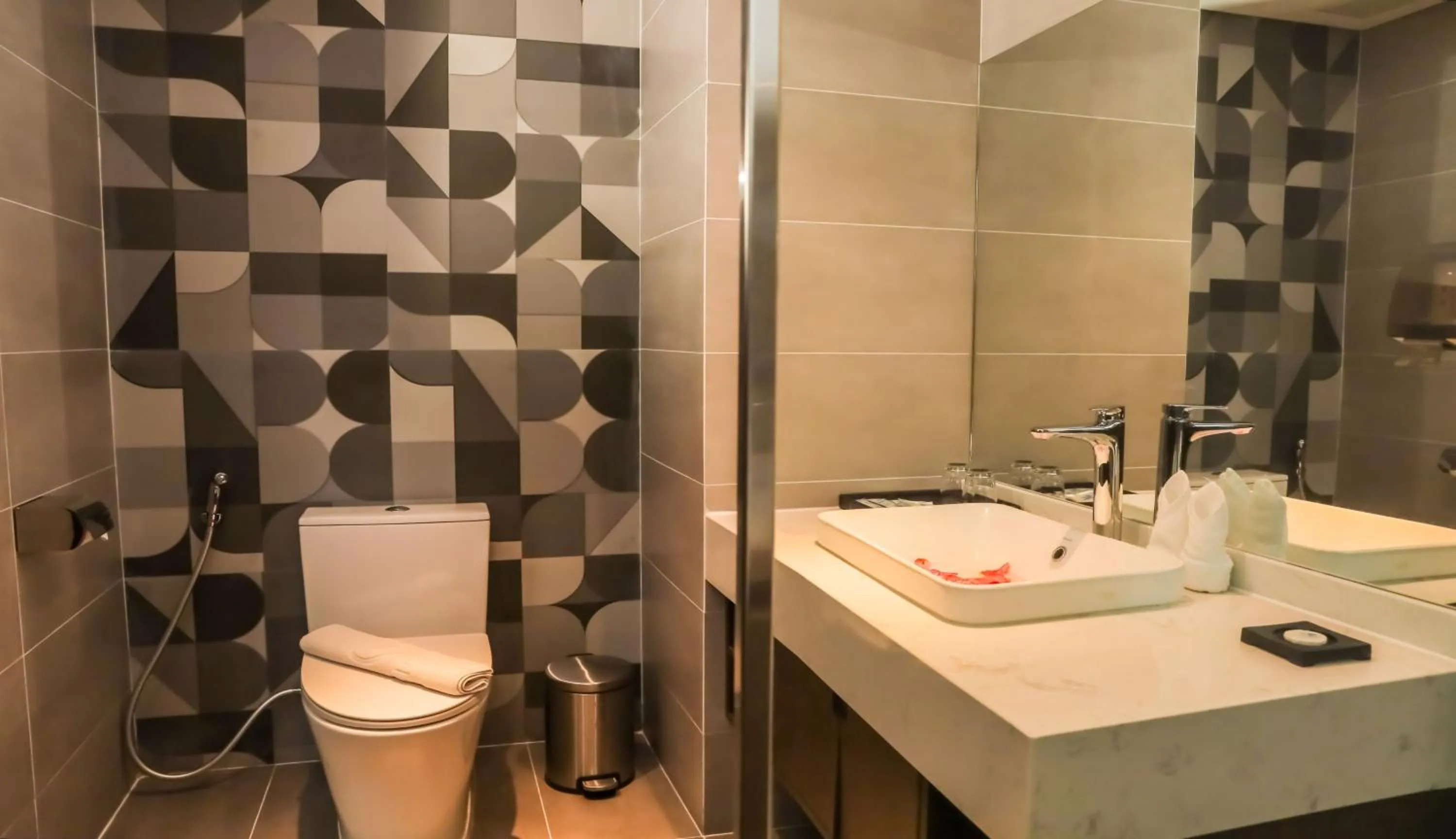 Shower in Vipol Mui Ne Hotel & Spa