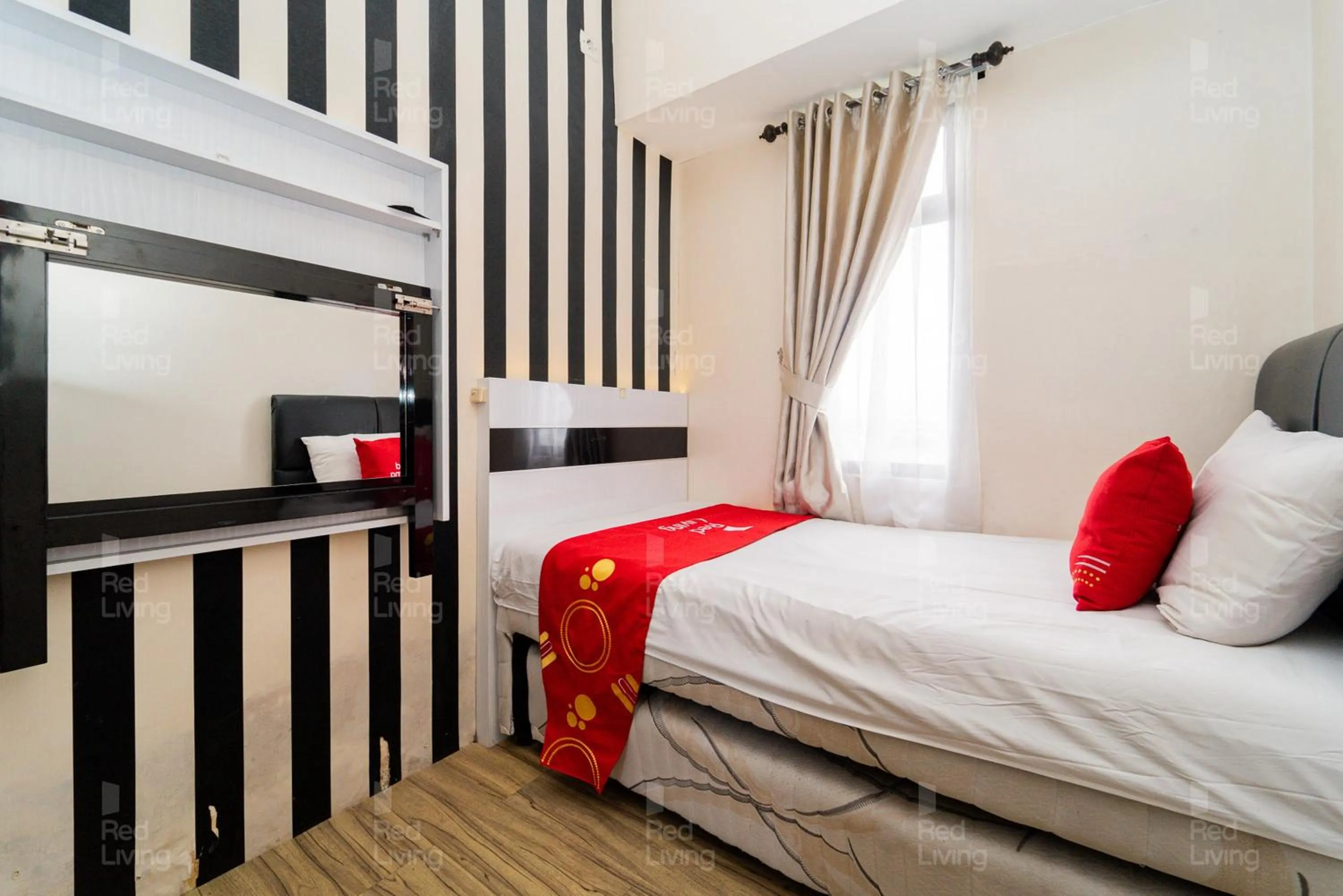 Bedroom, Bed in RedLiving Apartemen Tamansari Panoramic - Santuy Agency