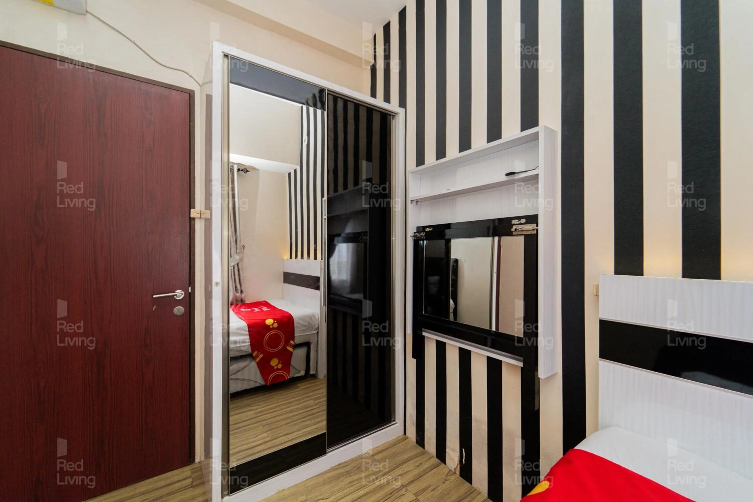 Bedroom, Bed in RedLiving Apartemen Tamansari Panoramic - Santuy Agency