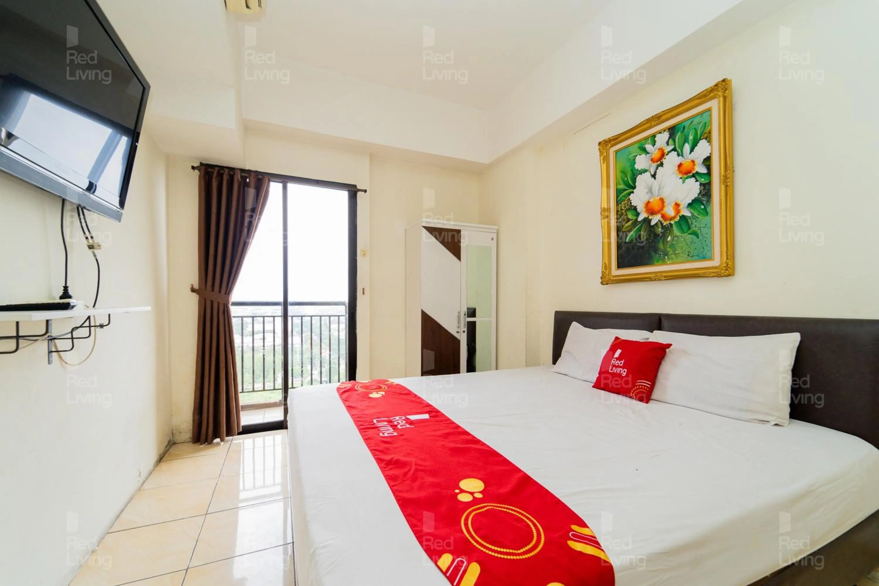Bedroom, Bed in RedLiving Apartemen Tamansari Panoramic - Santuy Agency