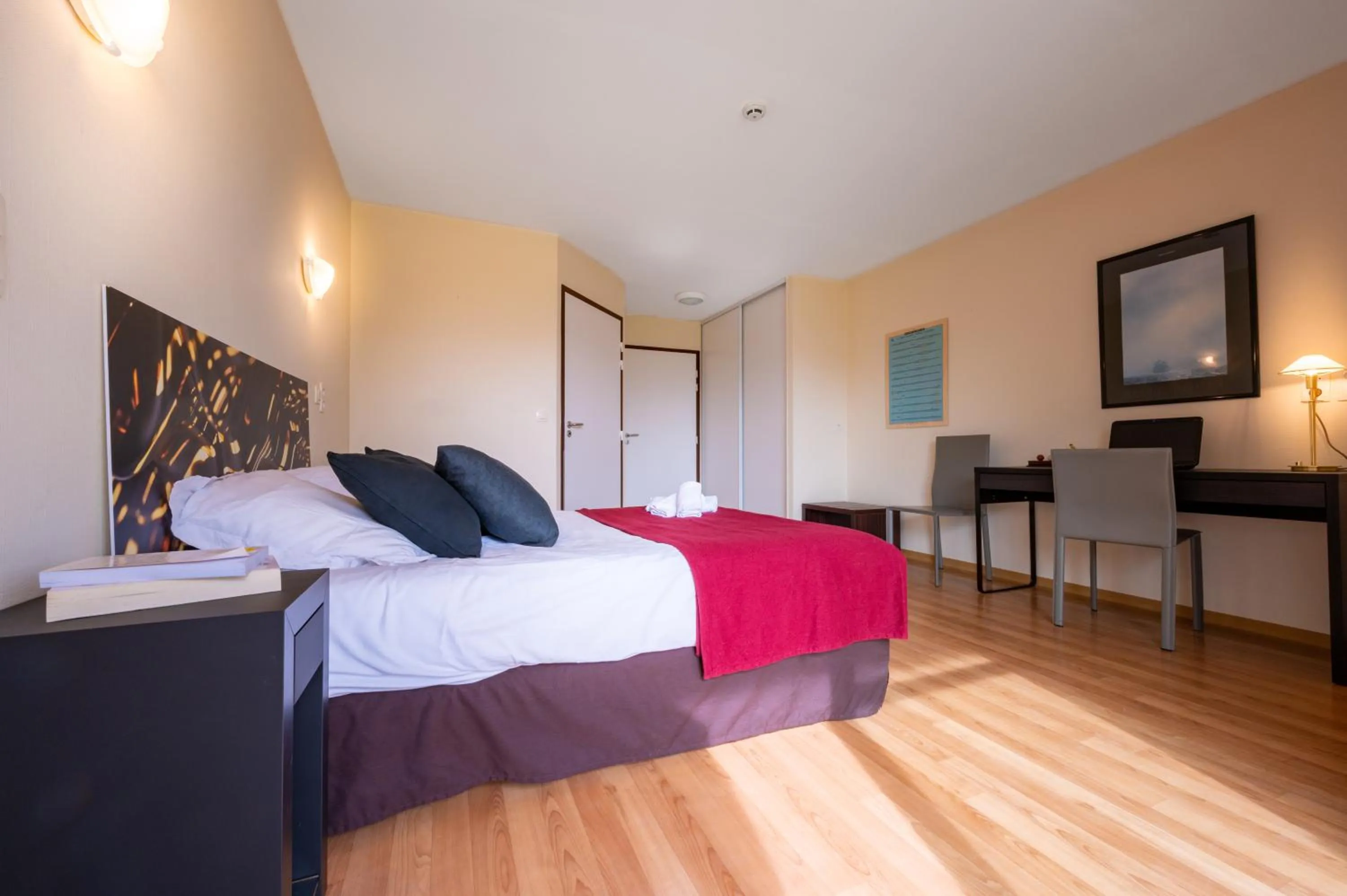 Photo of the whole room, Bed in La Villa des Golf.e.s