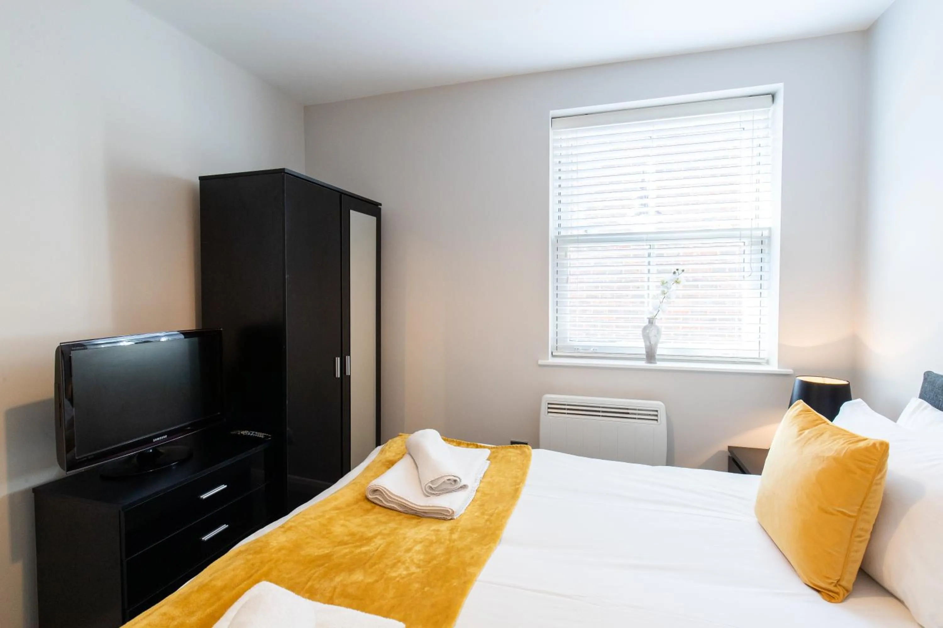Bedroom, Bed in Velvet 2-bedroom apartment, Brewery Road, Hoddesdon