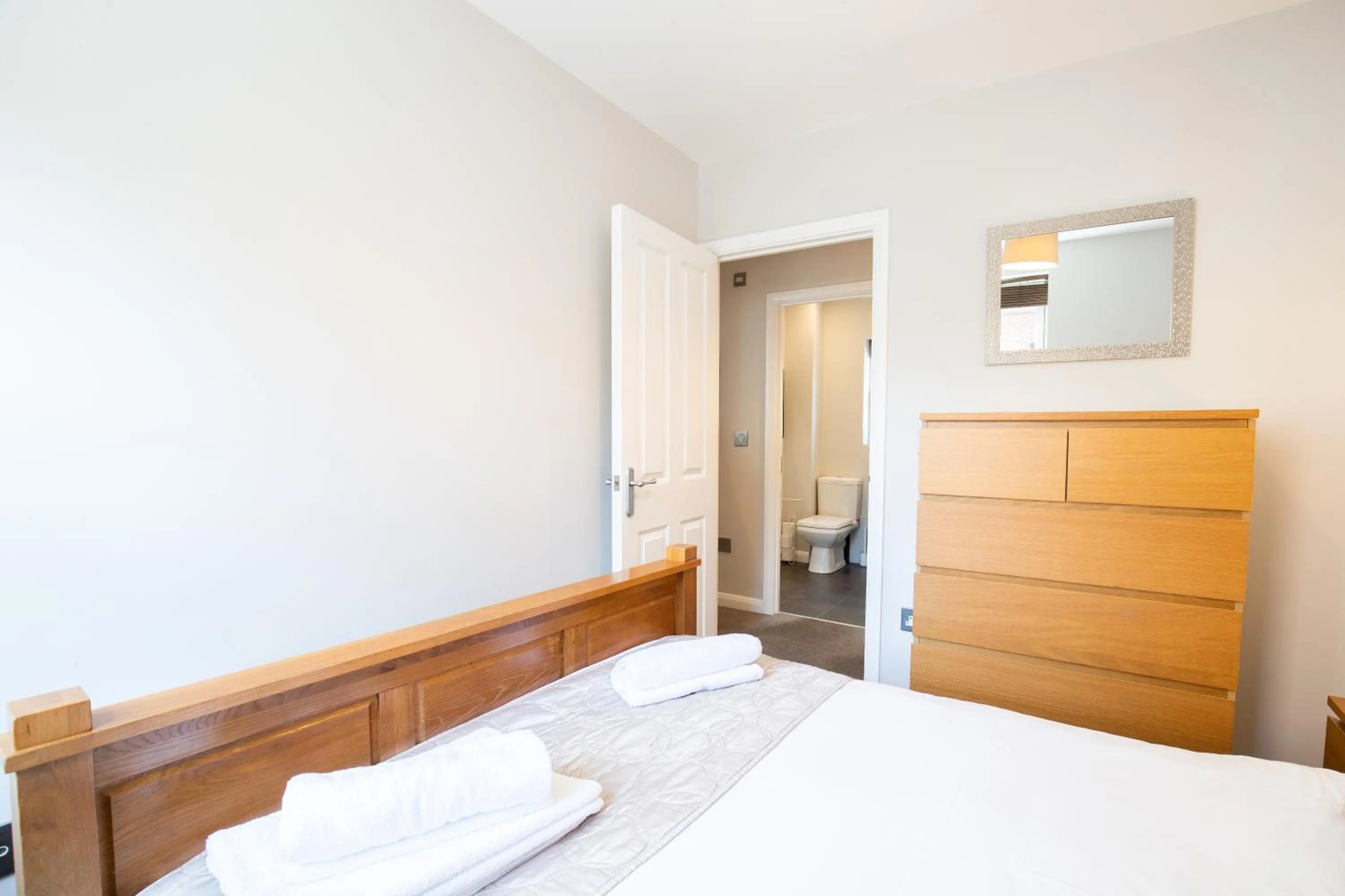 Bedroom, Bed in Velvet 2-bedroom apartment, Brewery Road, Hoddesdon