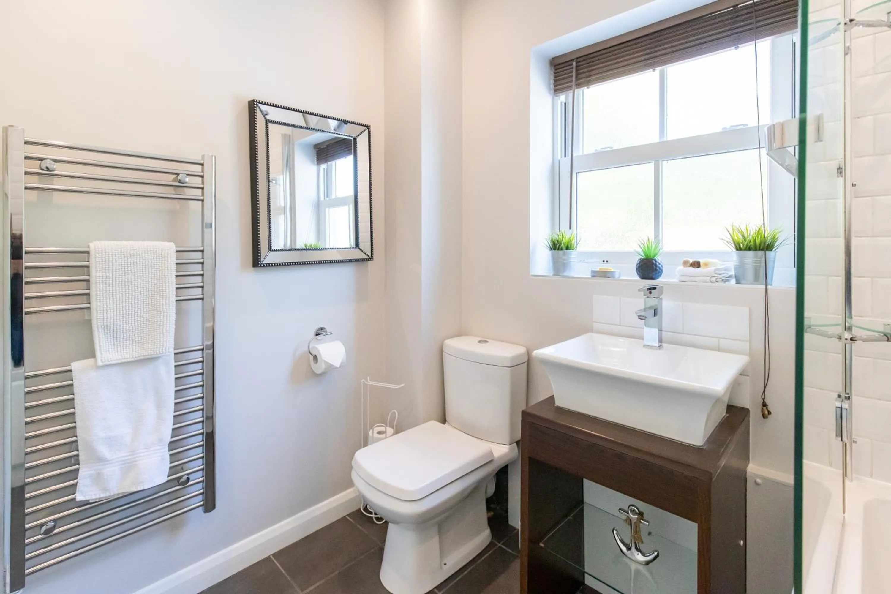 Bathroom in Velvet 2-bedroom apartment, Brewery Road, Hoddesdon