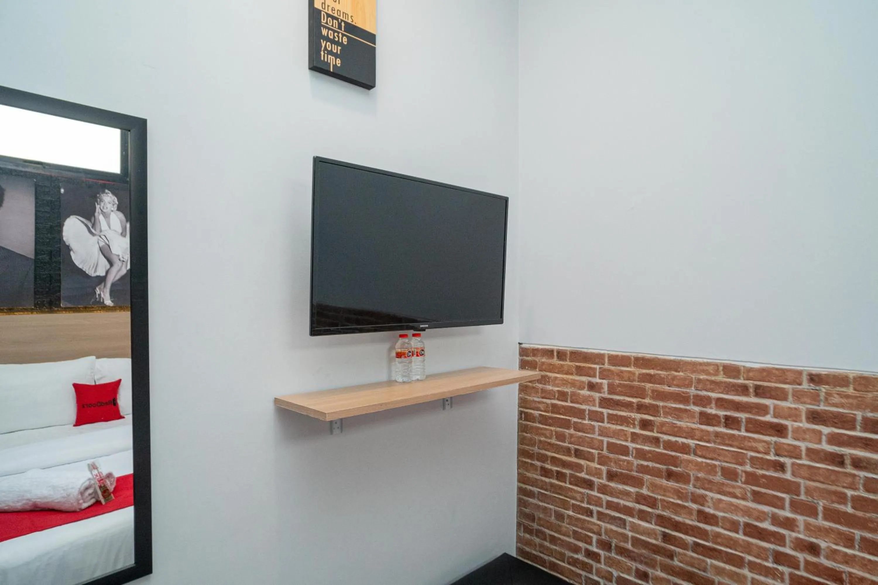 Bed in RedDoorz at Golden Averis Cibuluh Bogor