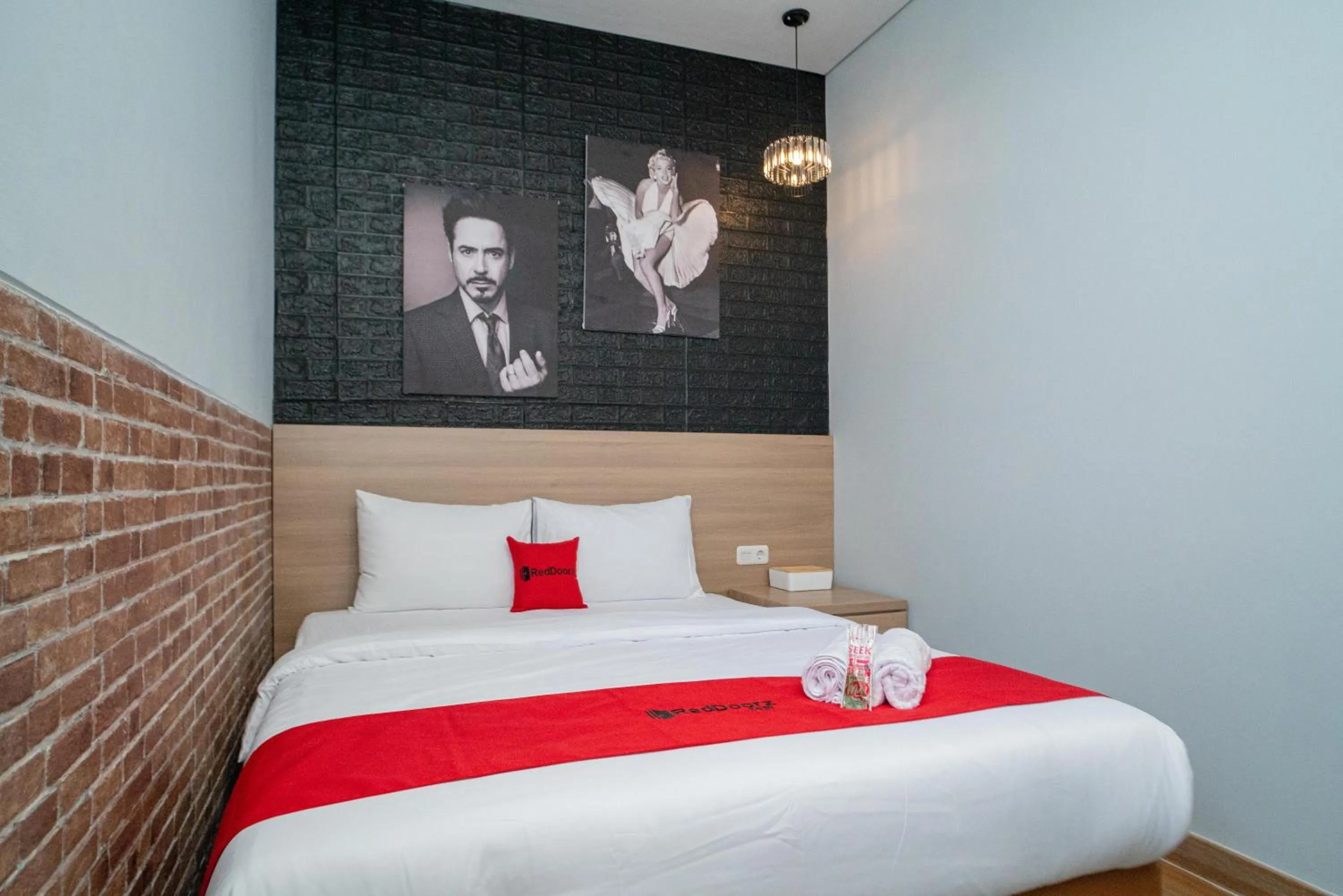 Bed in RedDoorz at Golden Averis Cibuluh Bogor