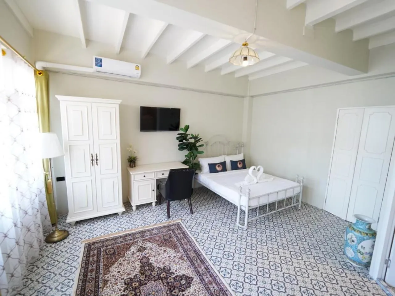 Photo of the whole room in 2499 Heritage Chinatown Bangkok Hotel By RoomQuest