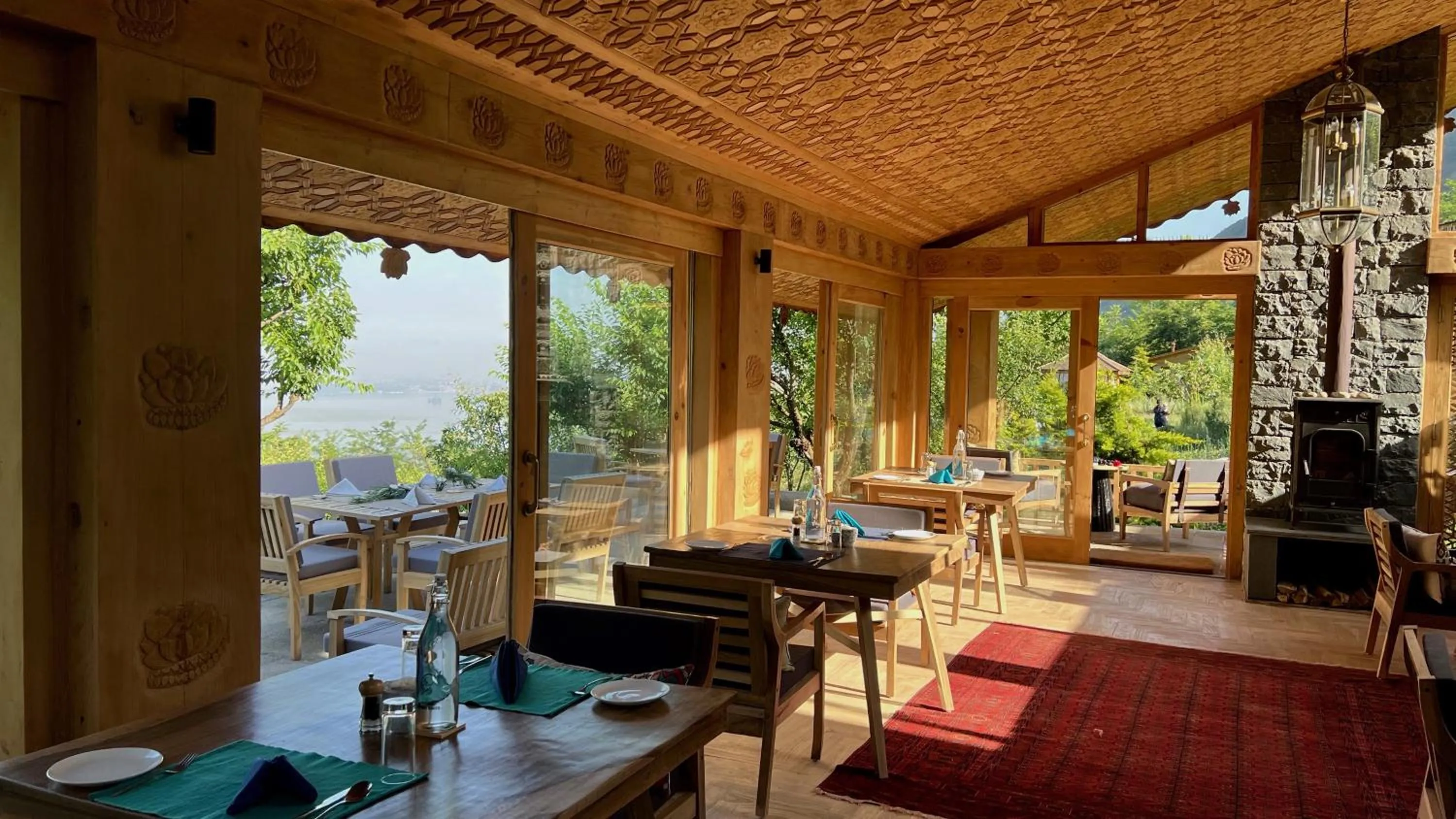 Restaurant/places to eat in Qayaam Gah