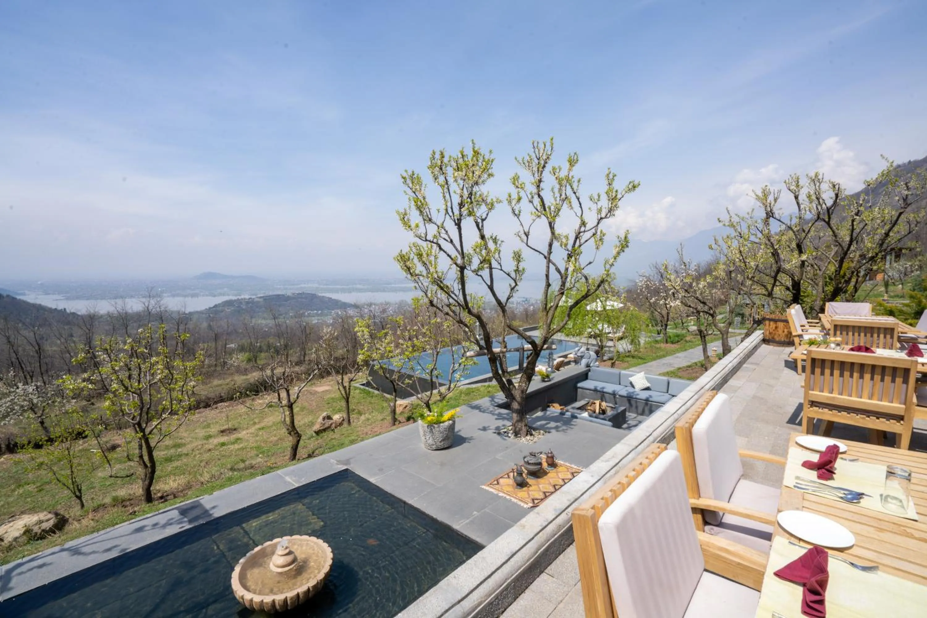 Restaurant/places to eat in Qayaam Gah