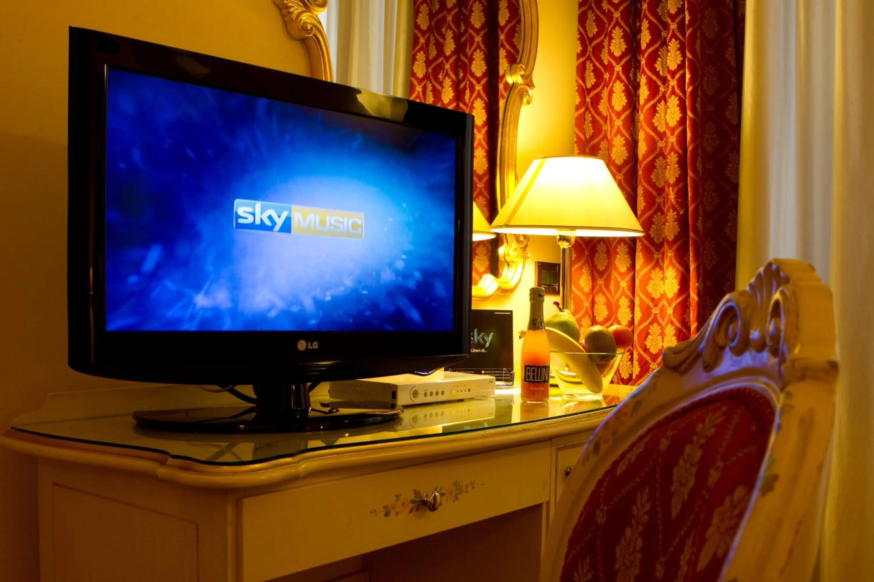 Communal lounge/ TV room in Locanda Poste Vecie