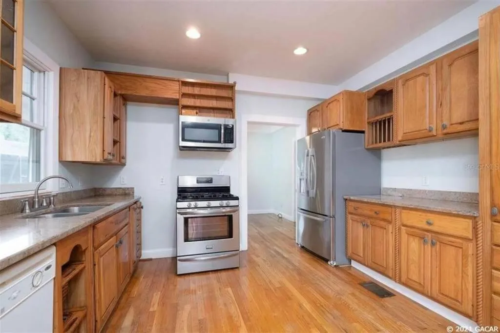 Kitchen or kitchenette in University House - 8 Bedrooms Walk to UF / Stadium