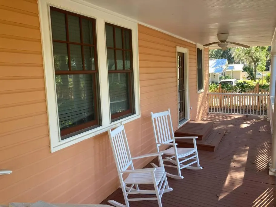 Patio in University House - 8 Bedrooms Walk to UF / Stadium