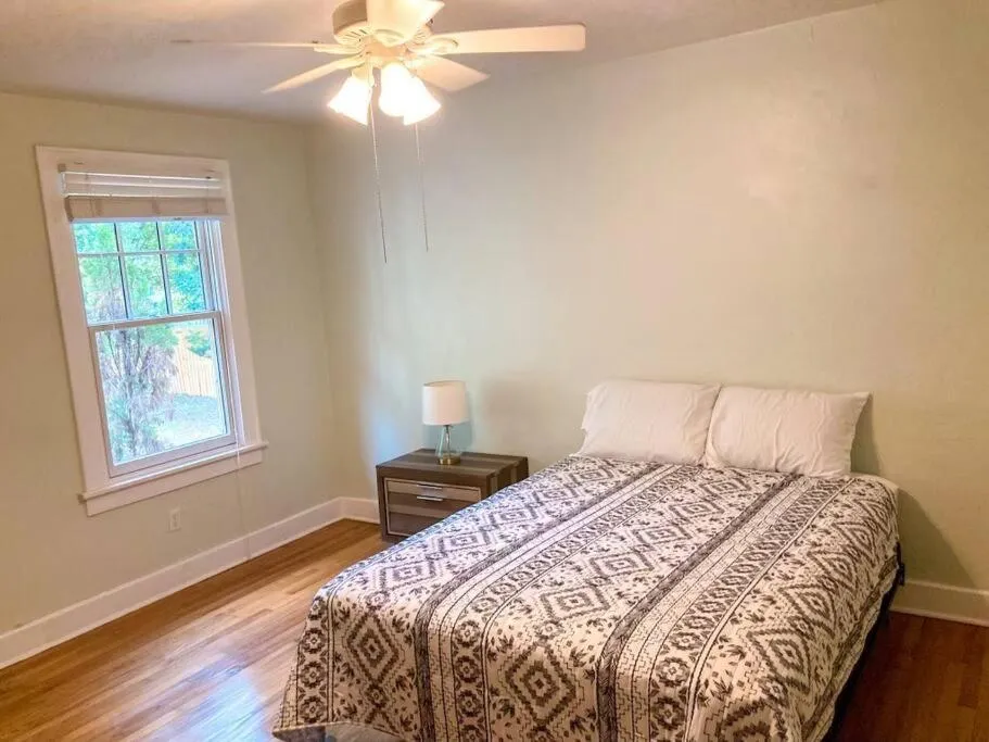Bed in University House - 8 Bedrooms Walk to UF / Stadium