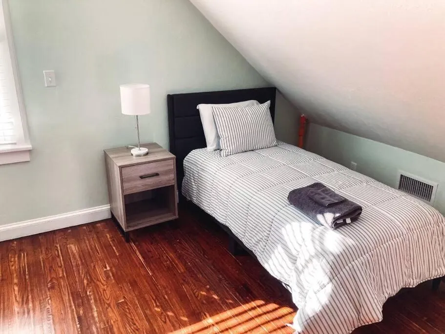 Bed in University House - 8 Bedrooms Walk to UF / Stadium