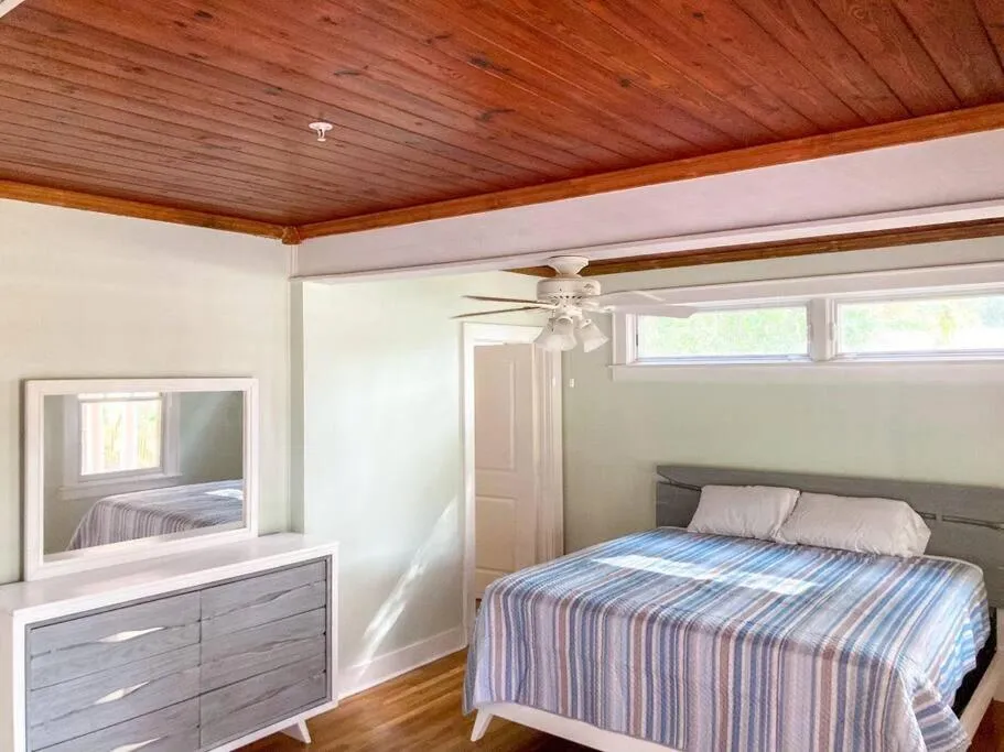 Bed in University House - 8 Bedrooms Walk to UF / Stadium