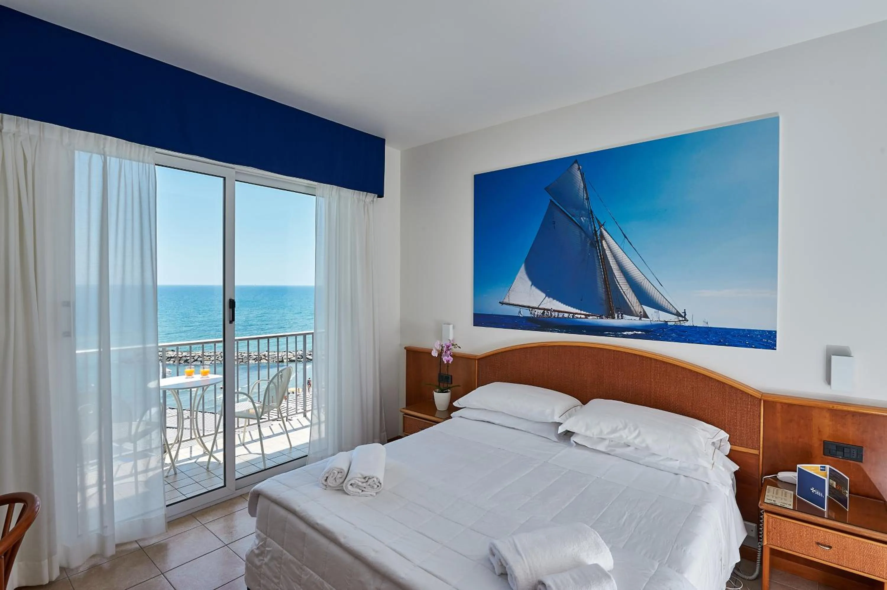 Balcony/Terrace, Bed in Hotel Croce Di Malta