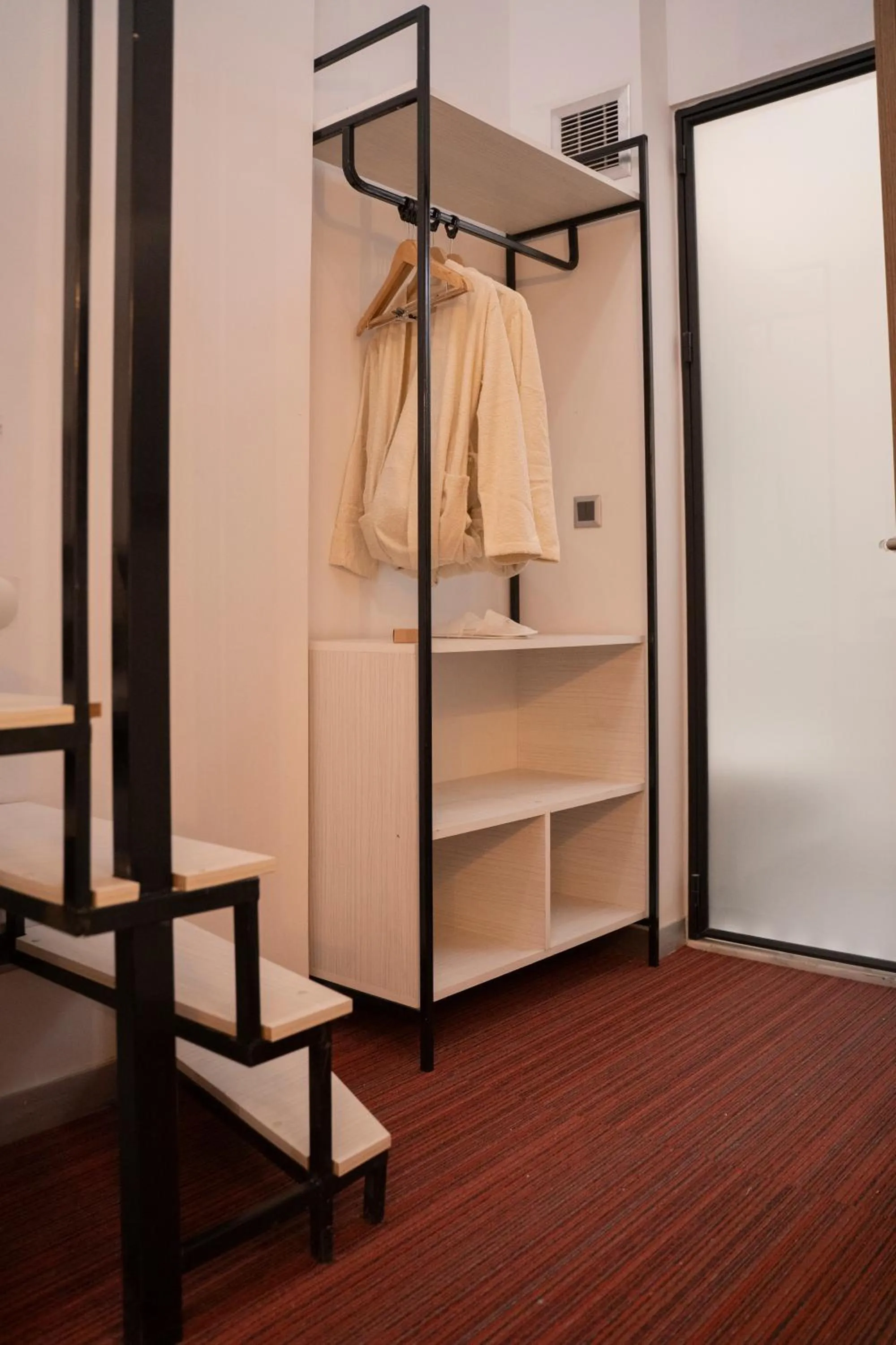 wardrobe in Rafinn Hotel