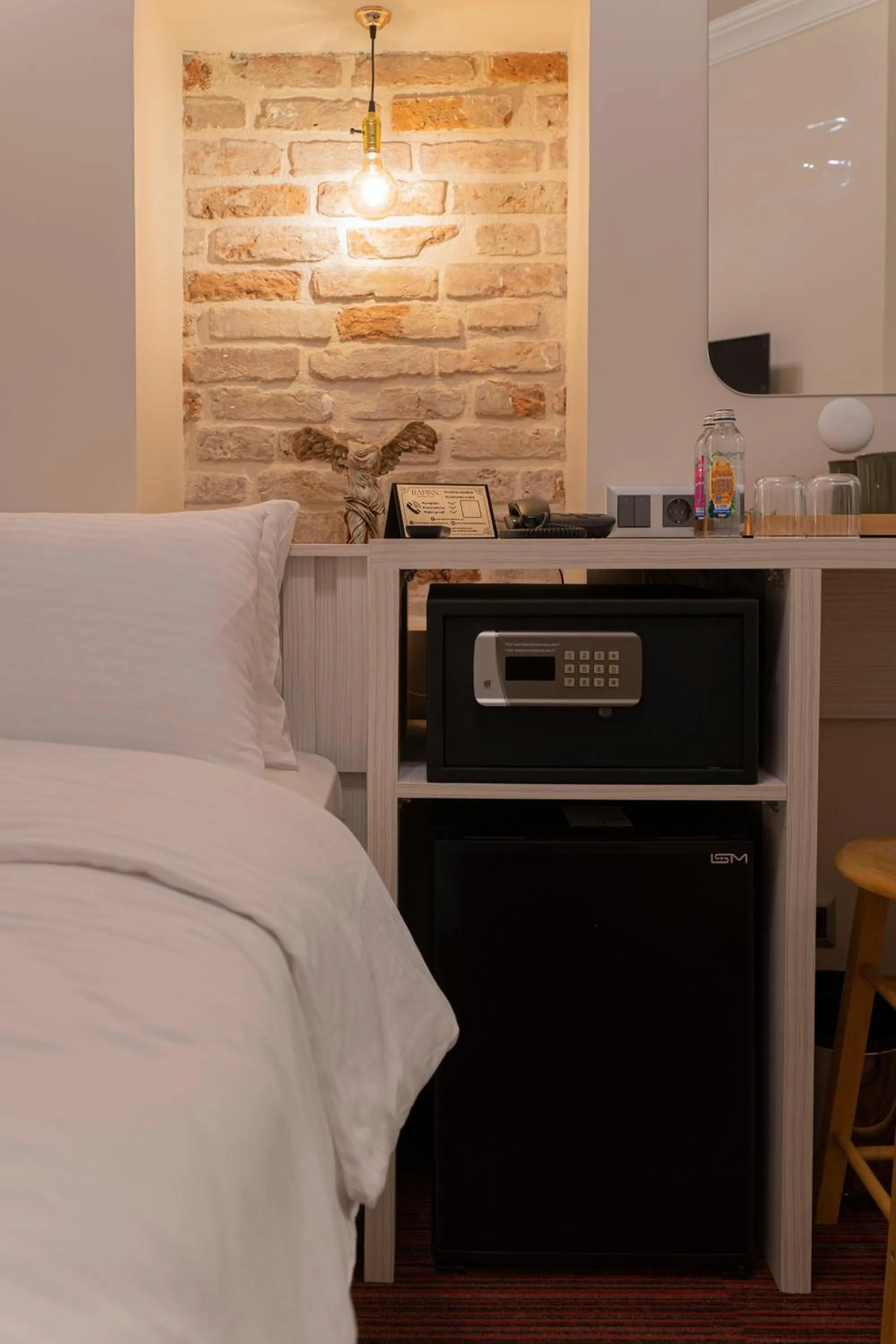 safe, Bed in Rafinn Hotel