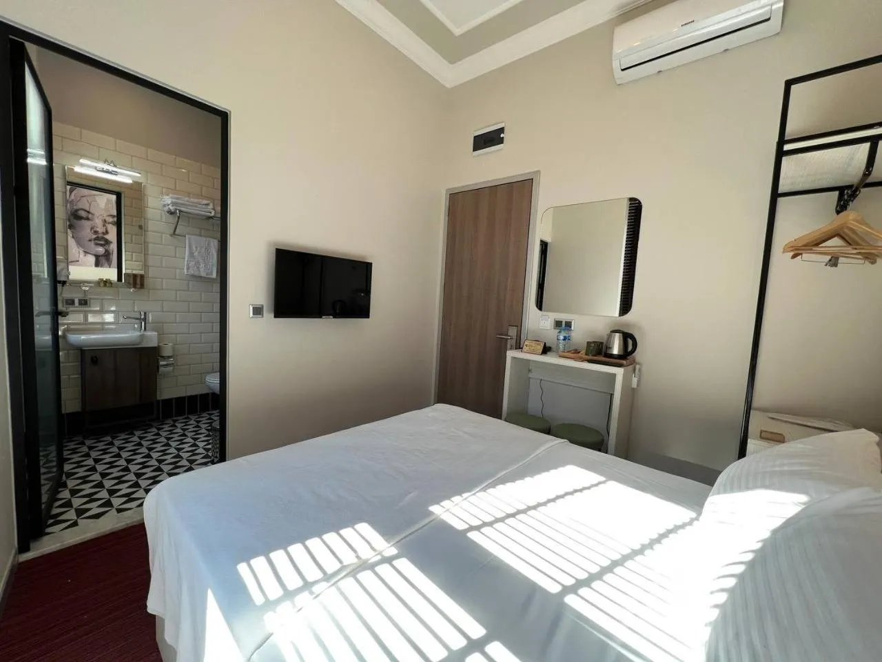 TV and multimedia, Bed in Rafinn Hotel