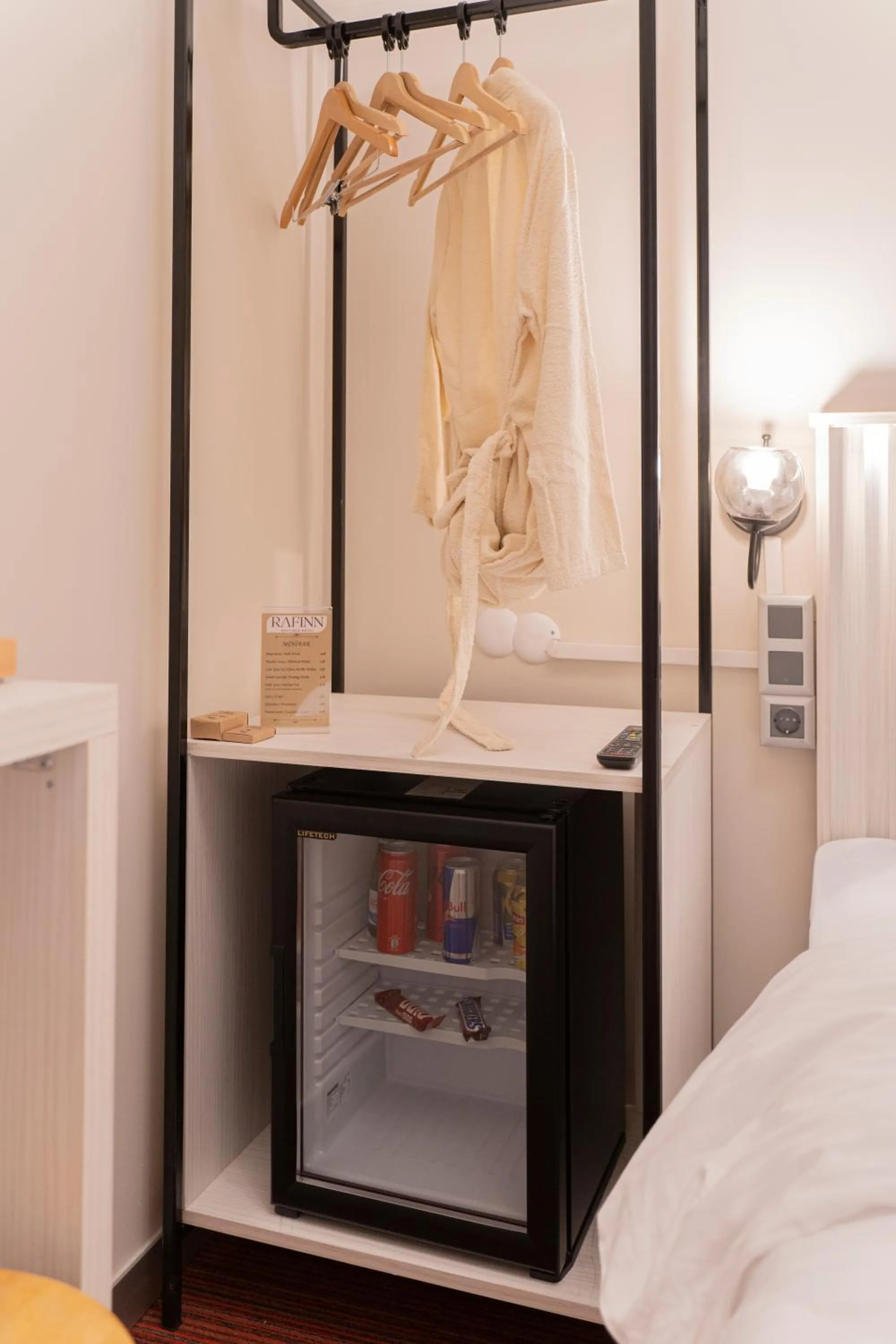 oven, Bed in Rafinn Hotel