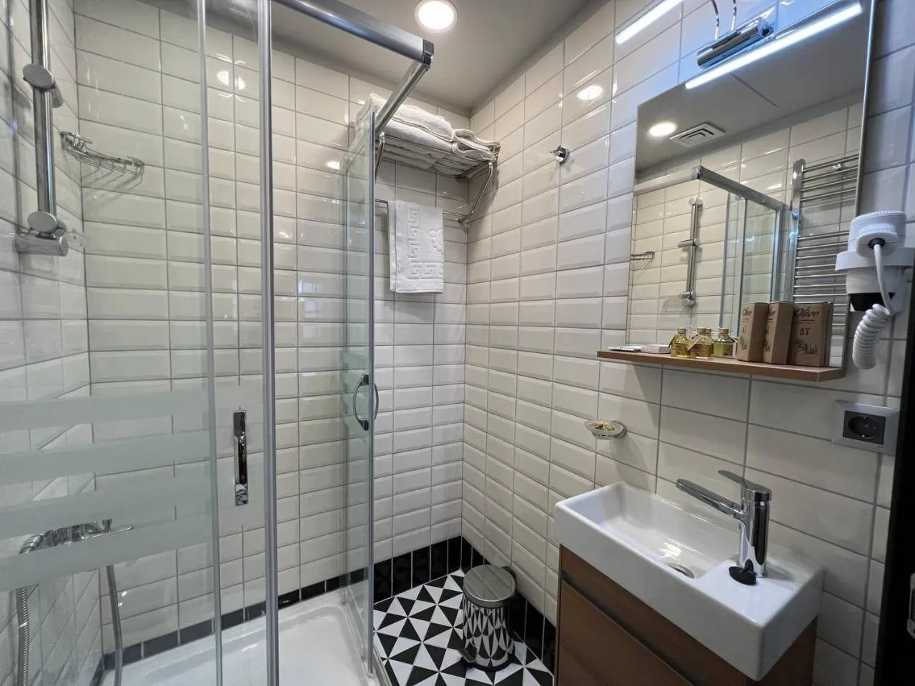 Bathroom in Rafinn Hotel