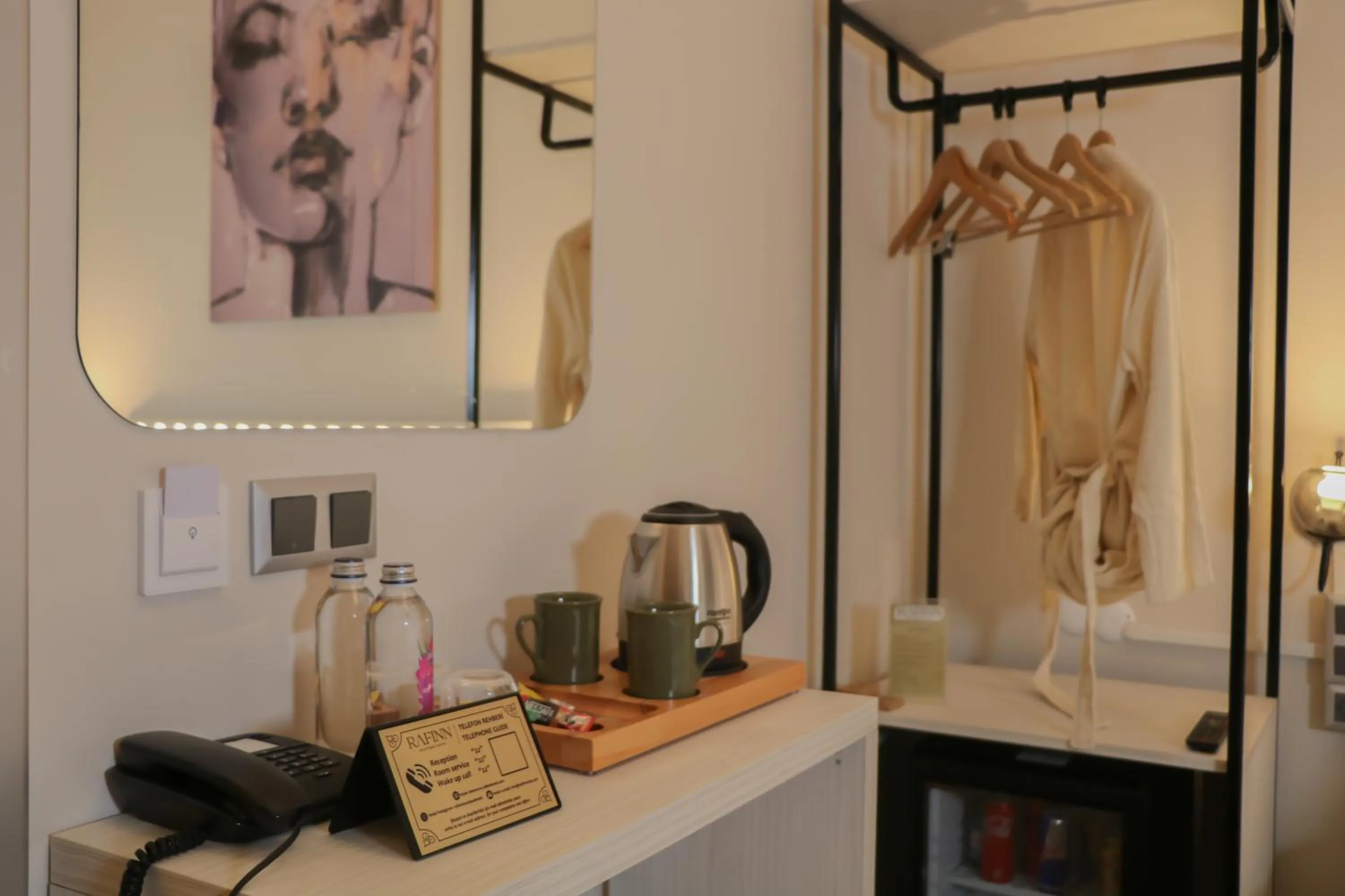 Coffee/tea facilities in Rafinn Hotel