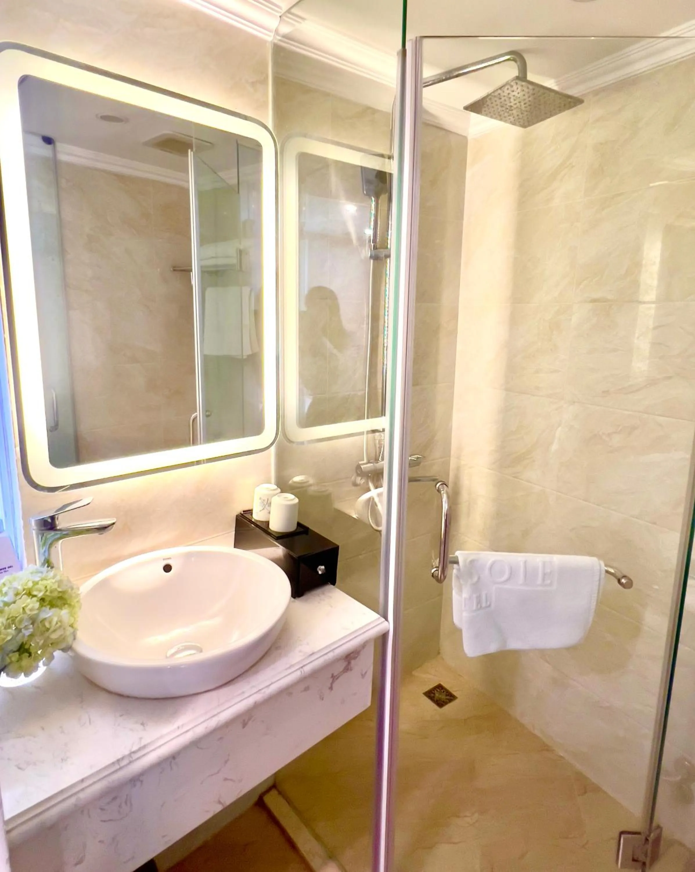 Bathroom in DE LA SOIE Hotel & Travel