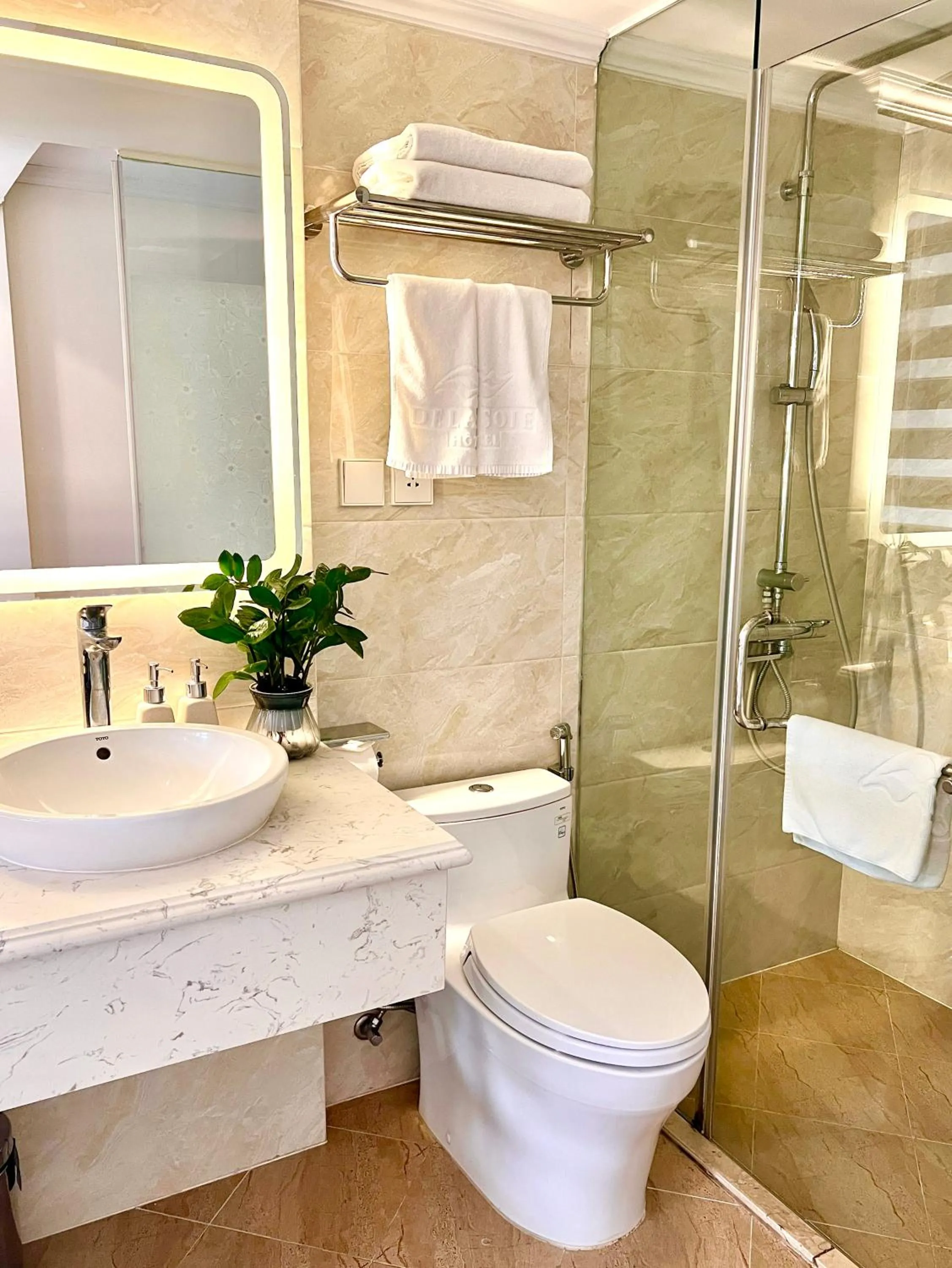 Bathroom in DE LA SOIE Hotel & Travel