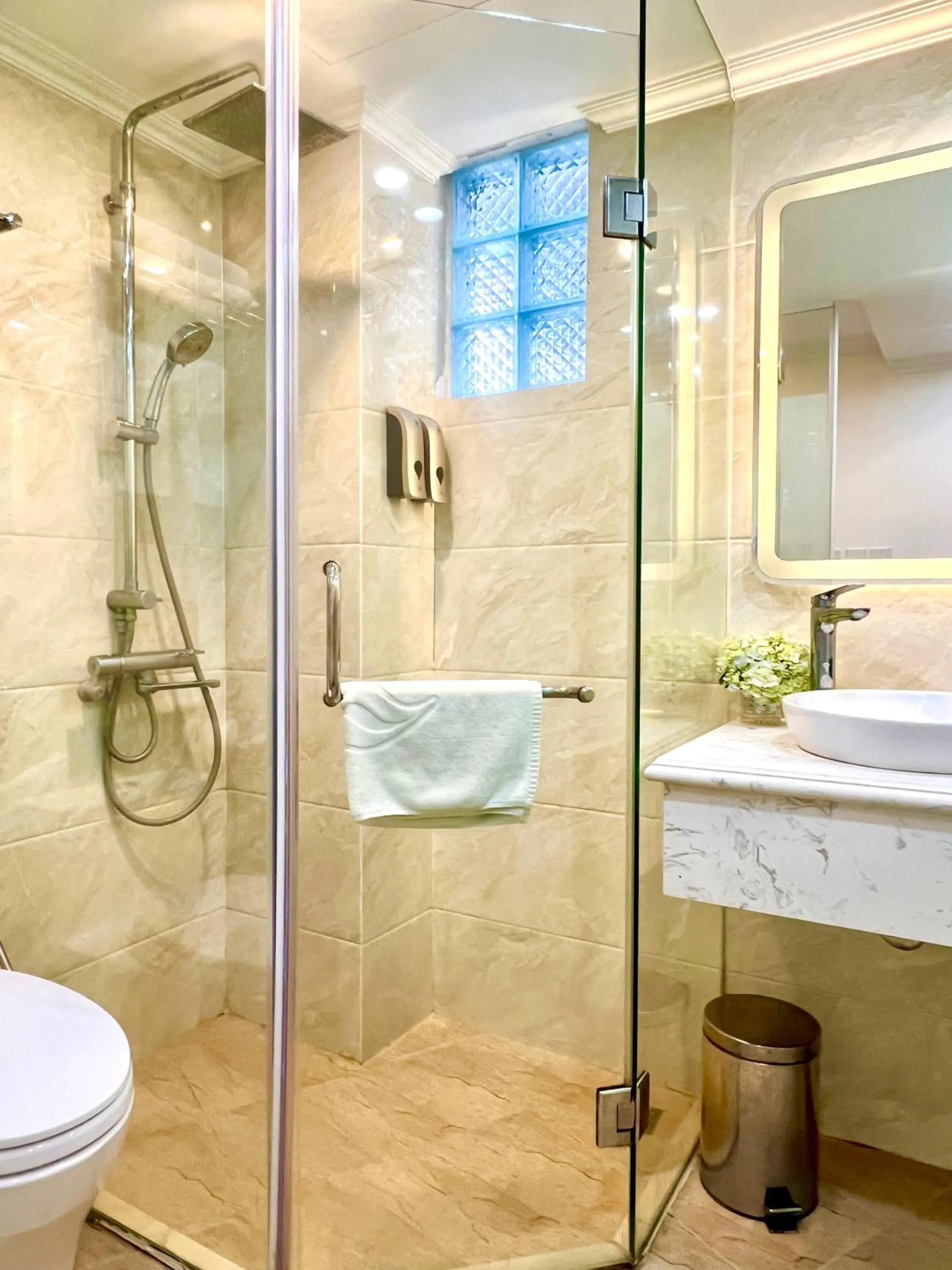 Bathroom in DE LA SOIE Hotel & Travel