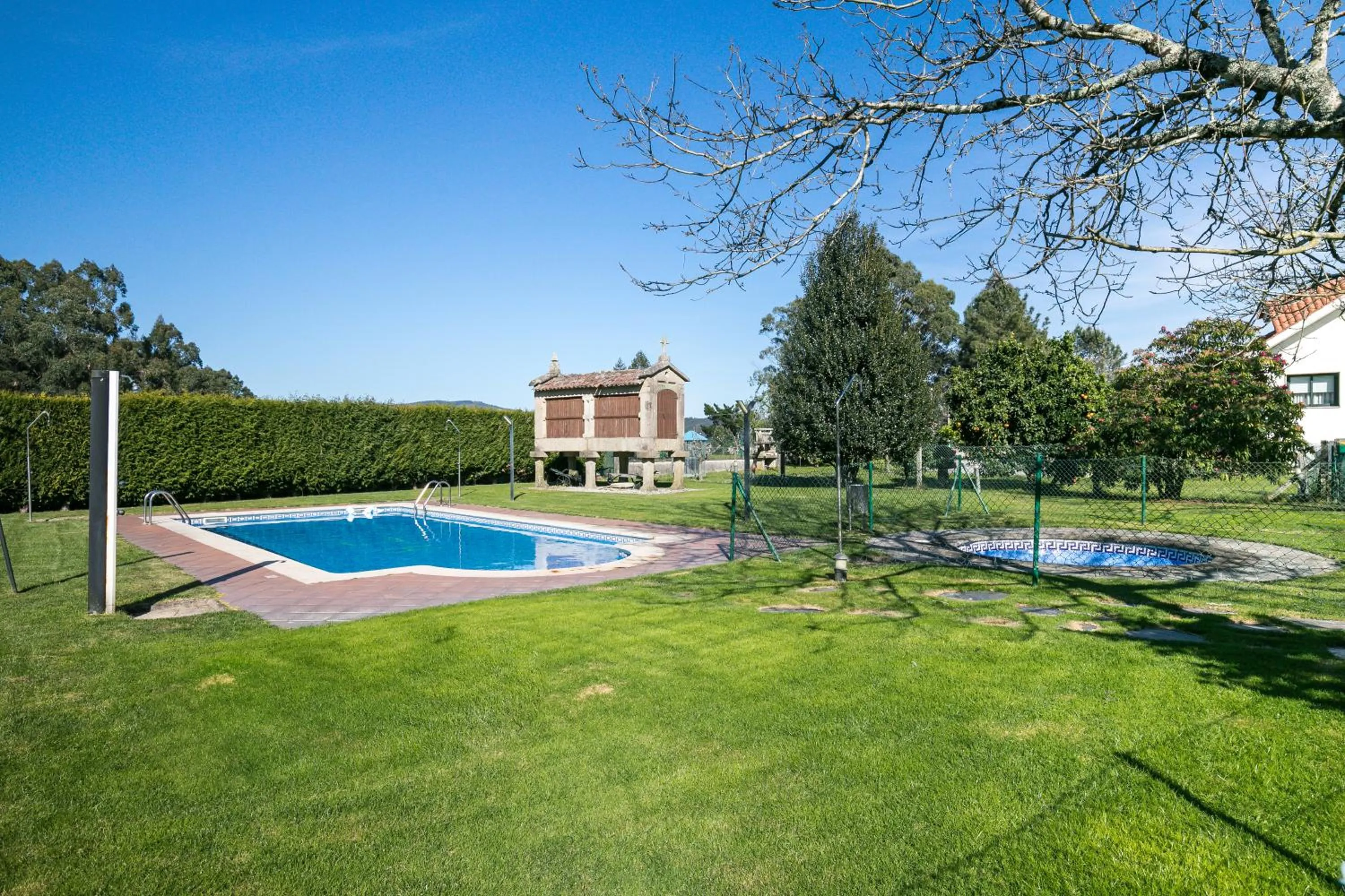 Swimming pool in Hotel Rural Campaniola