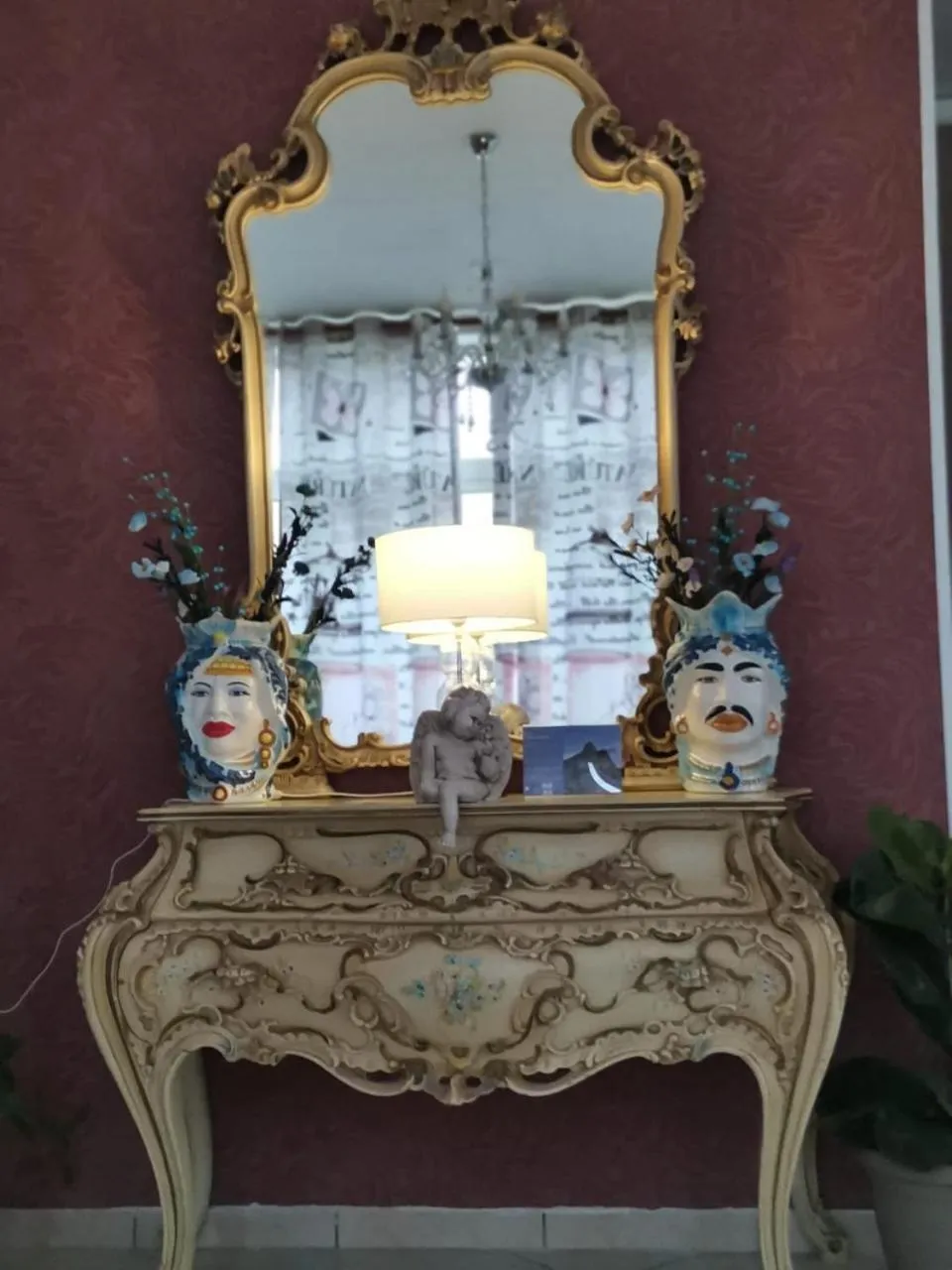 Decorative detail in Il Mirto E La Rosa