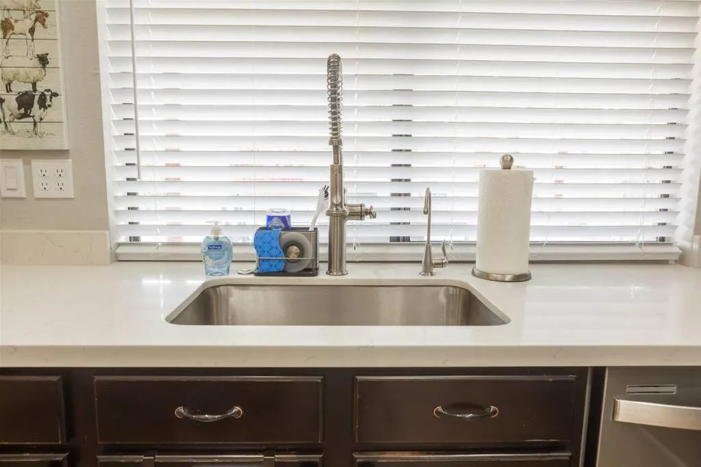 Cozy home with pool, fire table, BBQ, RV parking