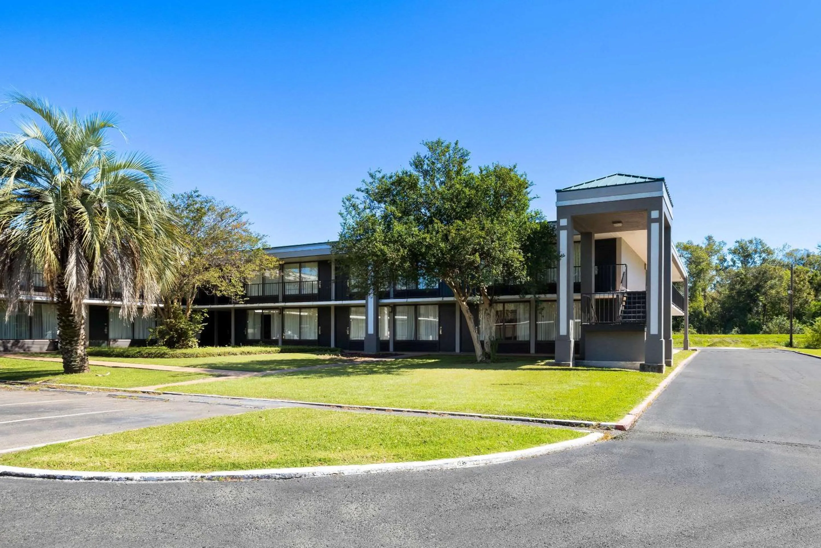 Property building in Quality Inn Morgan City