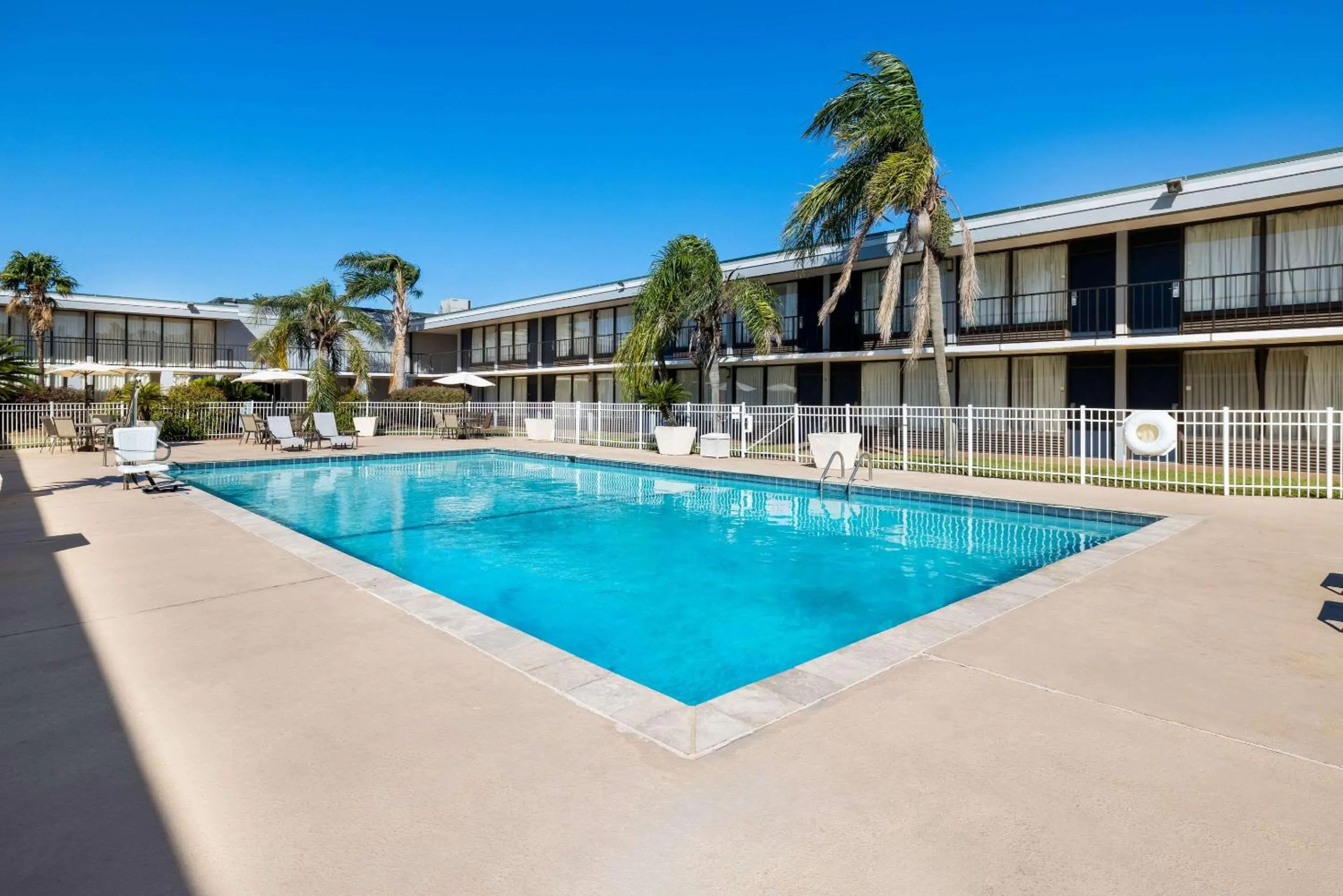 Swimming pool in Quality Inn Morgan City