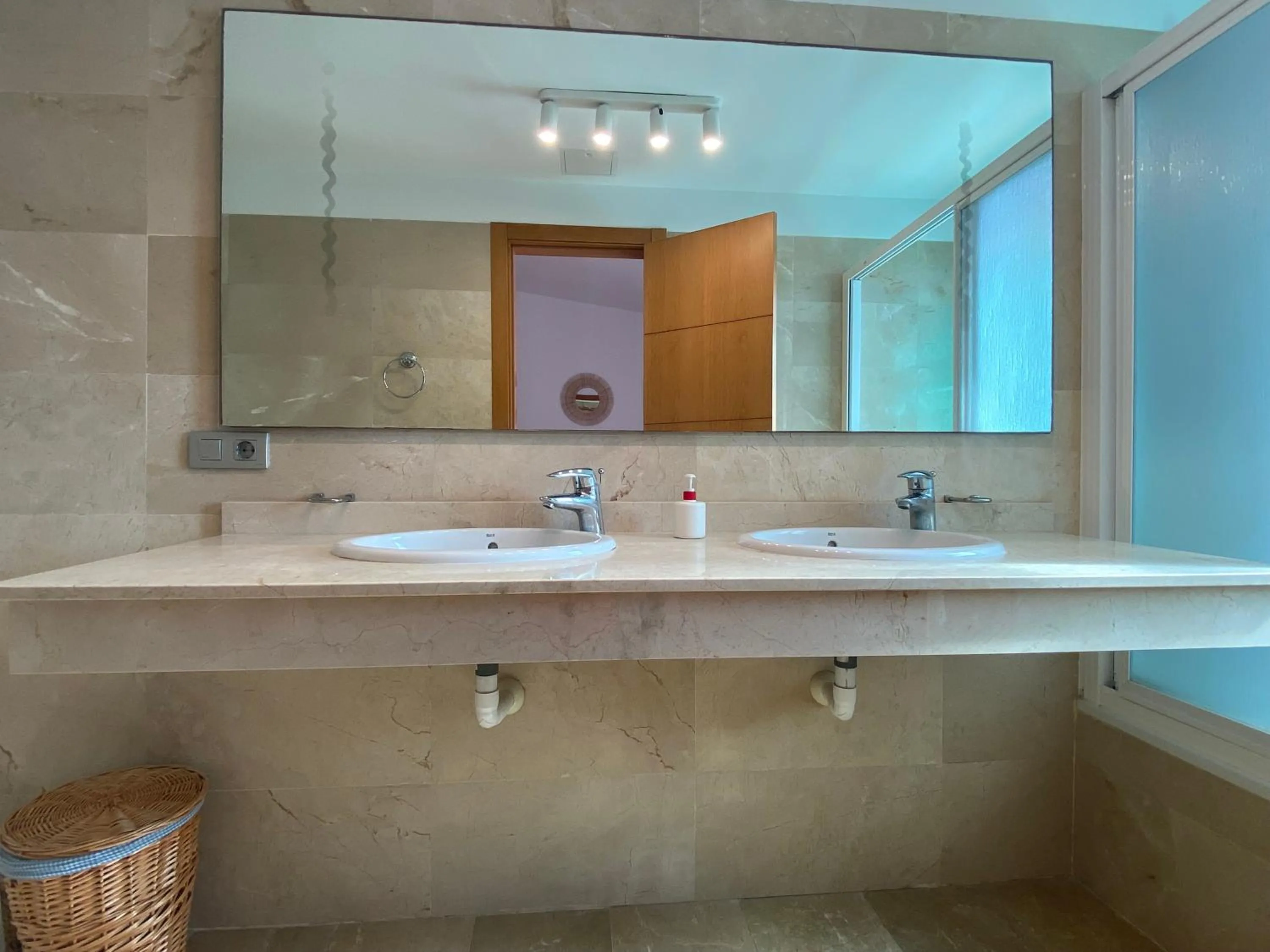 Bathroom in SUN BAY VILLAS APARTMENT