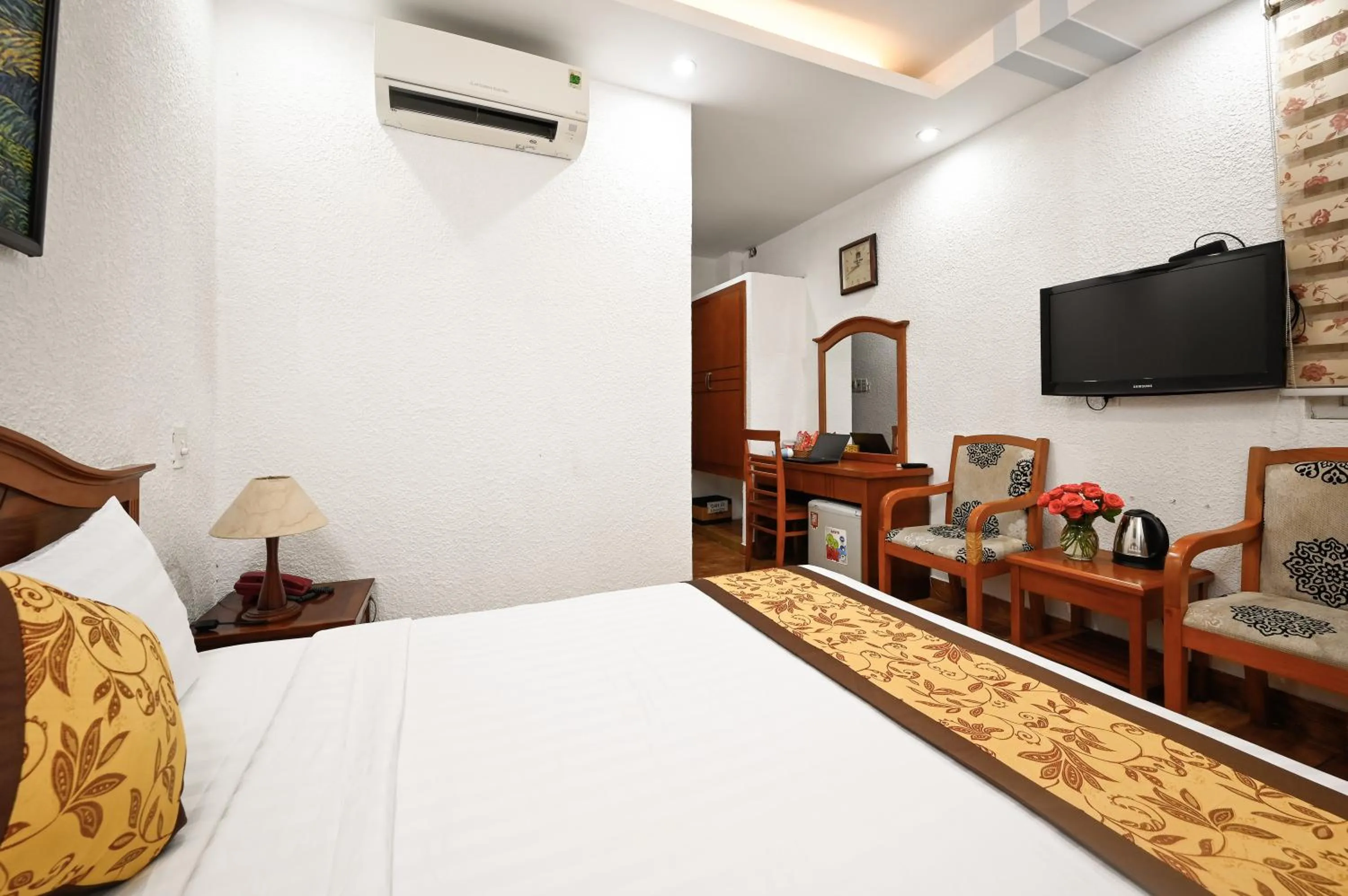 Bedroom, Bed in Queen Hotel Saigon Airport