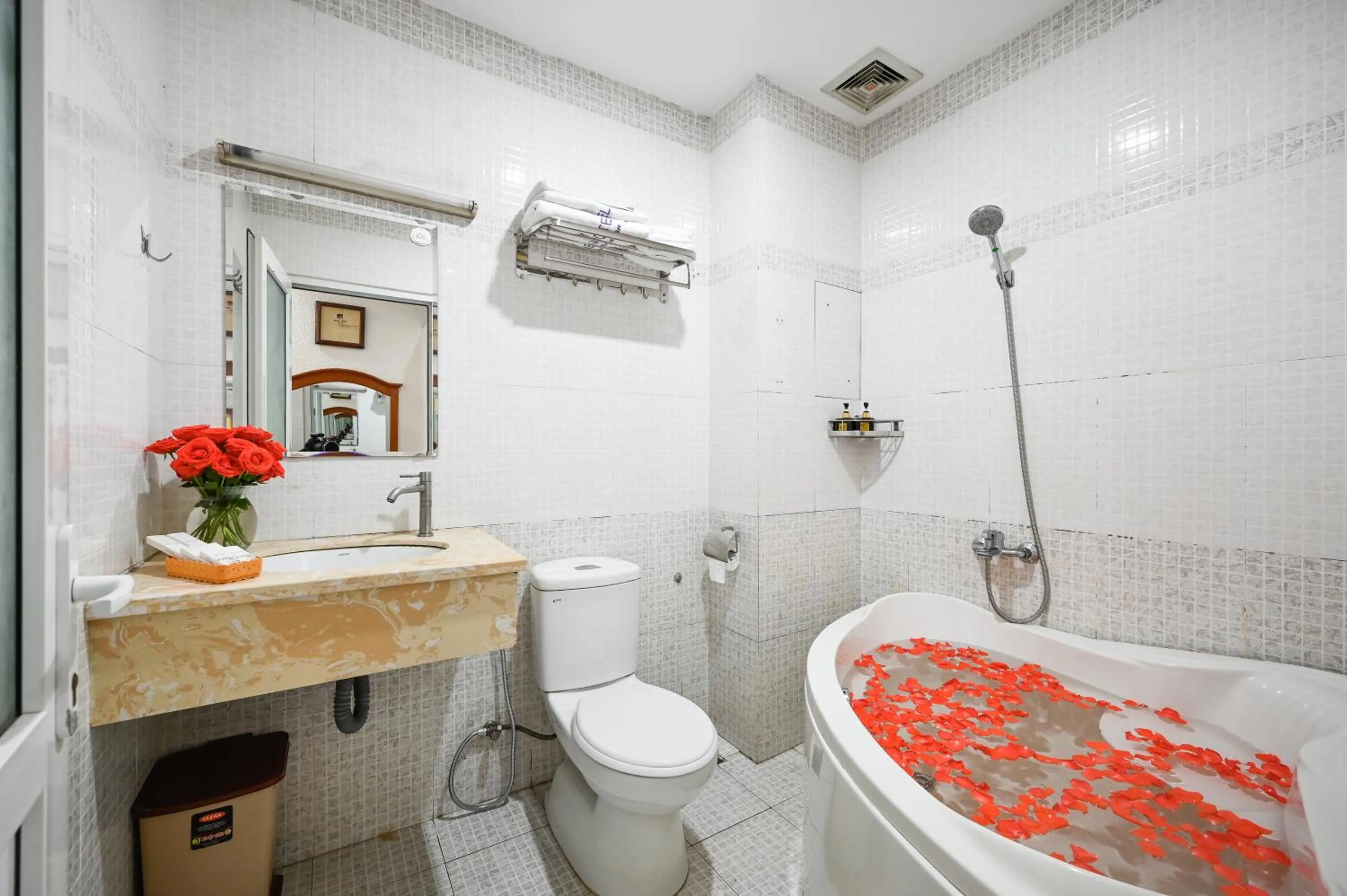 Bathroom in Queen Hotel Saigon Airport