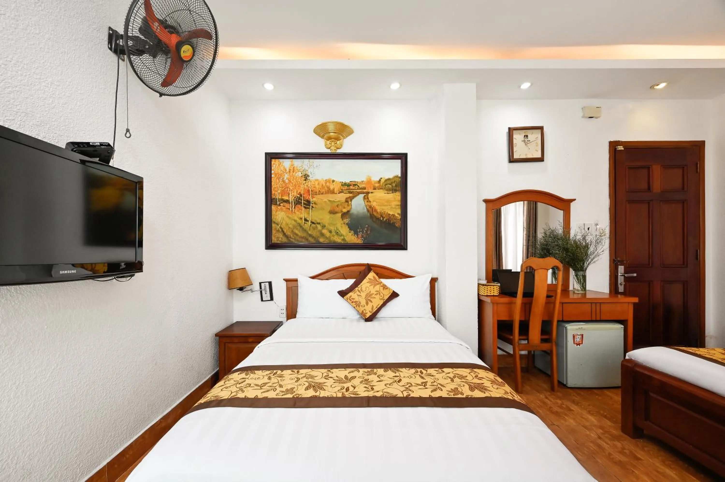 Bed in Queen Hotel Saigon Airport