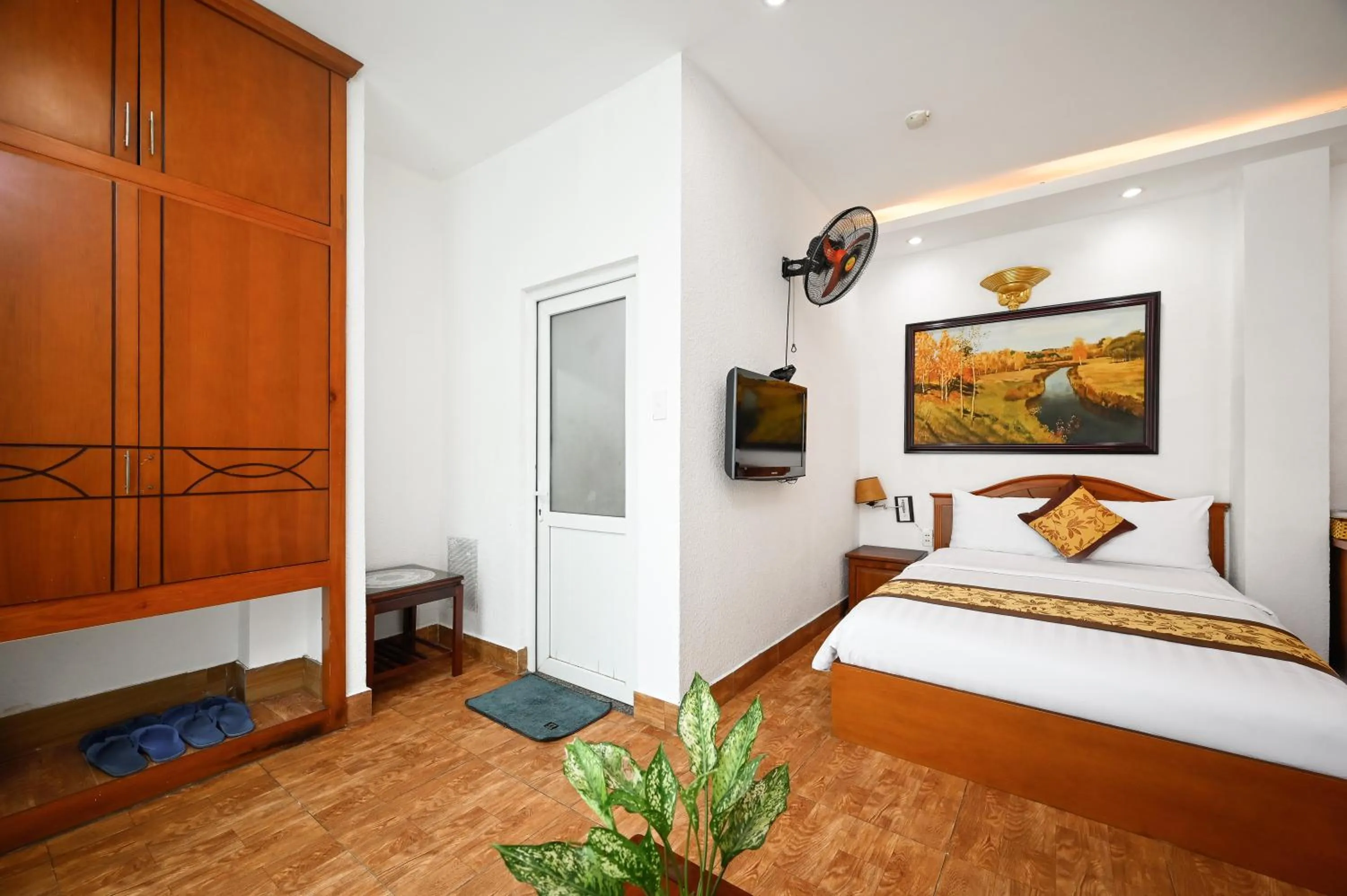 Bed in Queen Hotel Saigon Airport