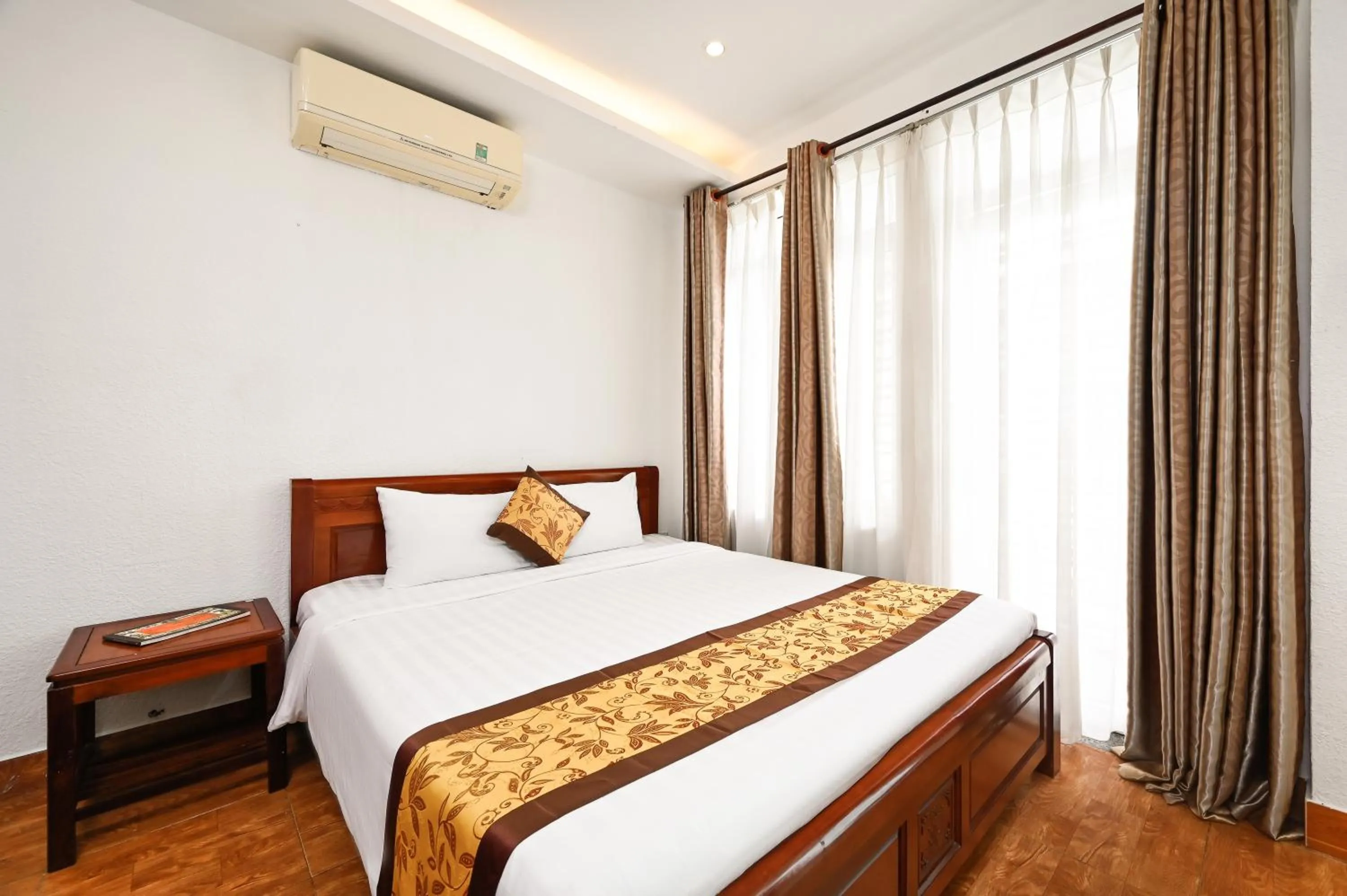 Bed in Queen Hotel Saigon Airport