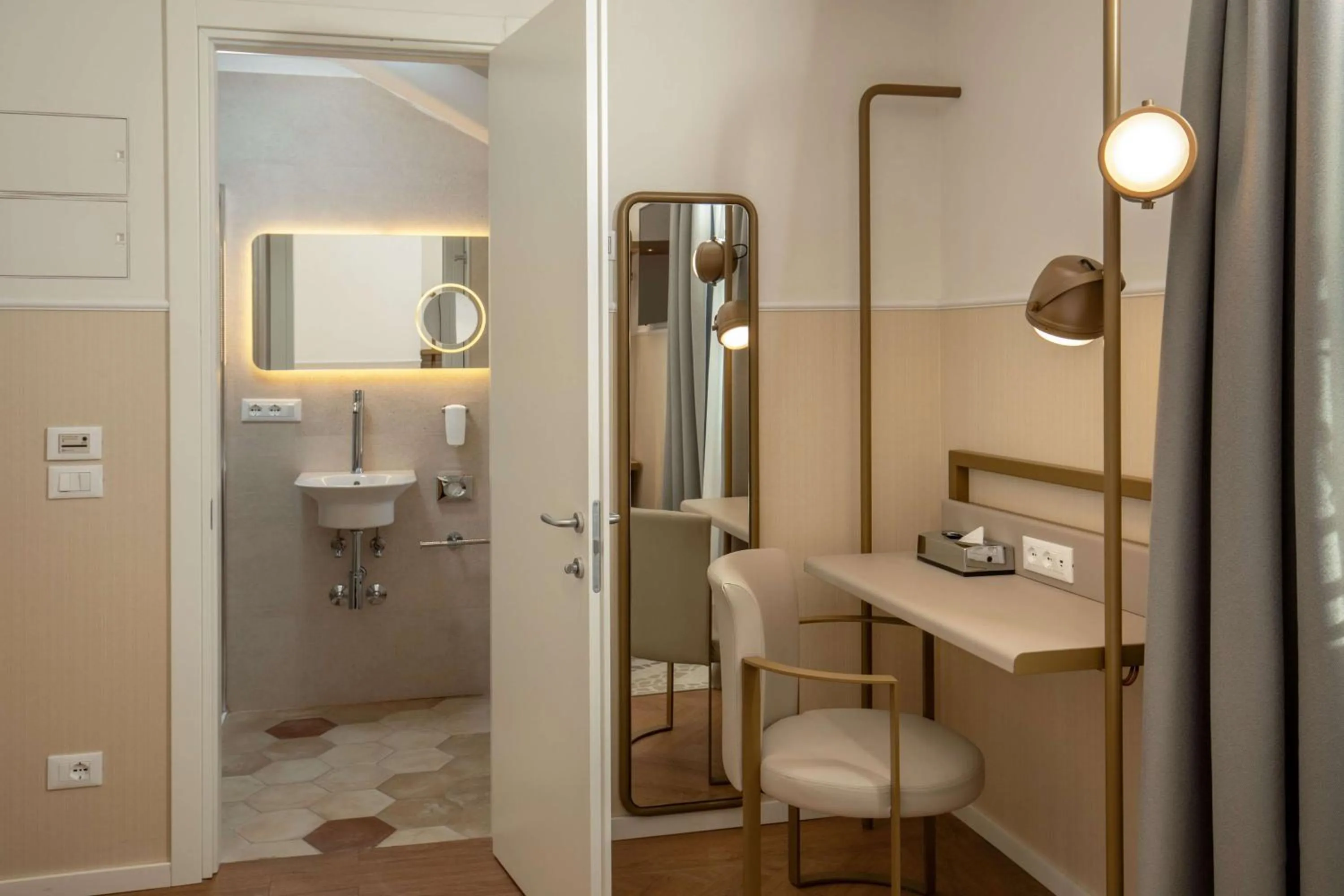 Photo of the whole room in Cosmopolita Rome Colosseum, Tapestry Collection by Hilton