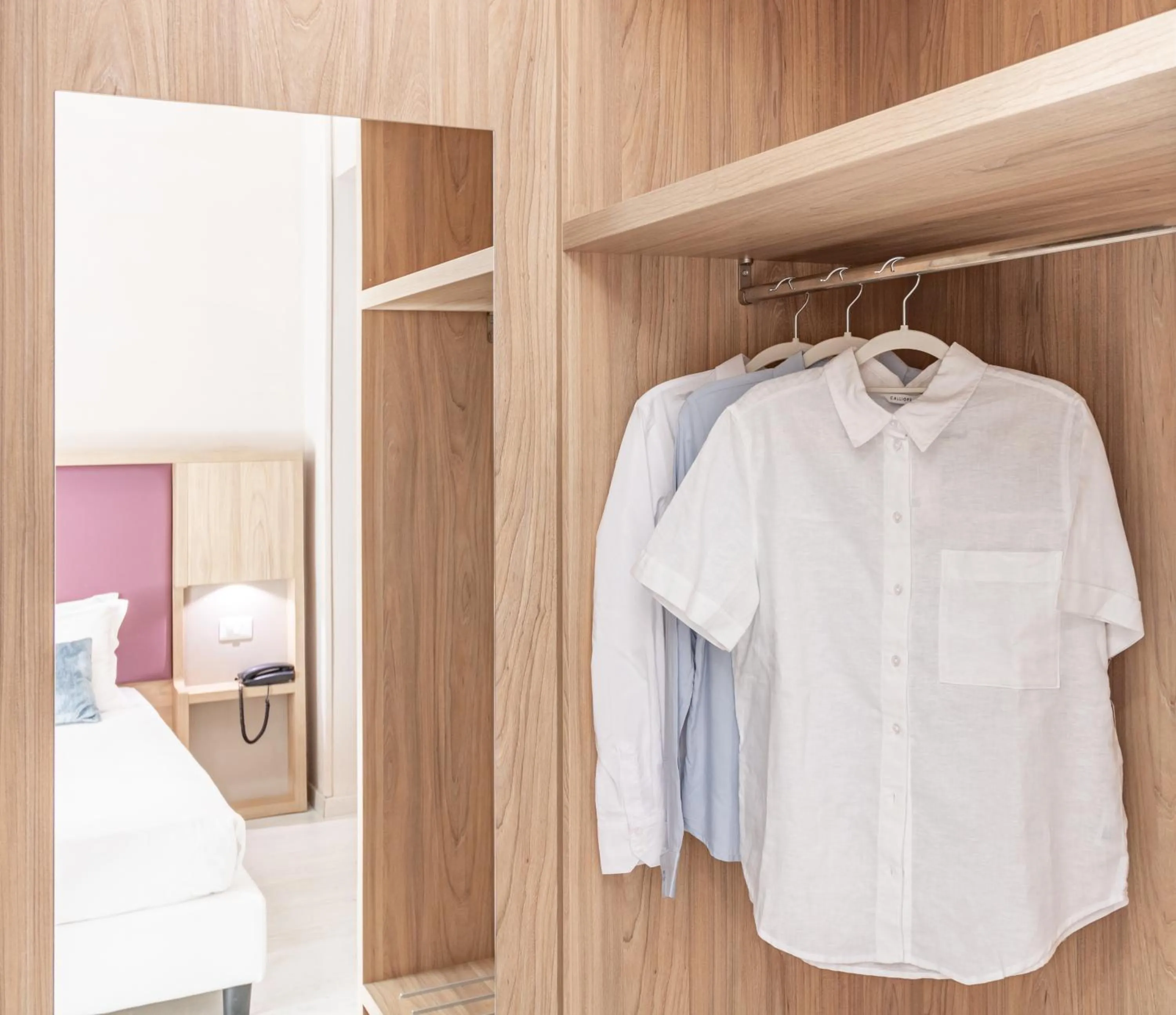 wardrobe, Bed in Hotel Biancamano