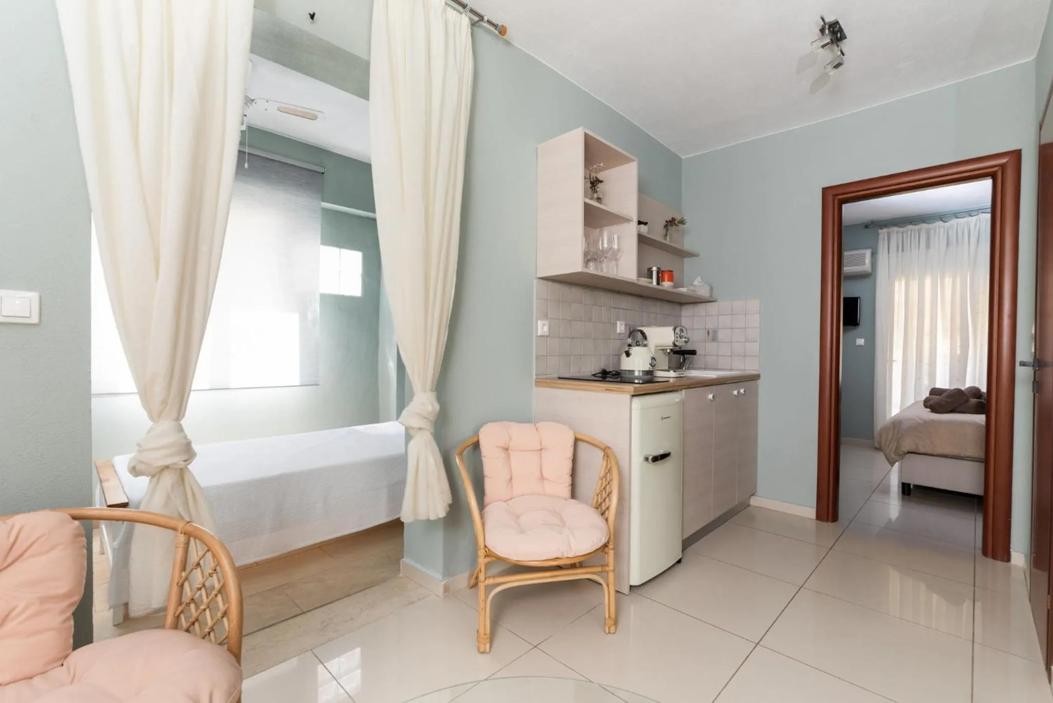 Kitchen or kitchenette, Bed in Arsas Suites