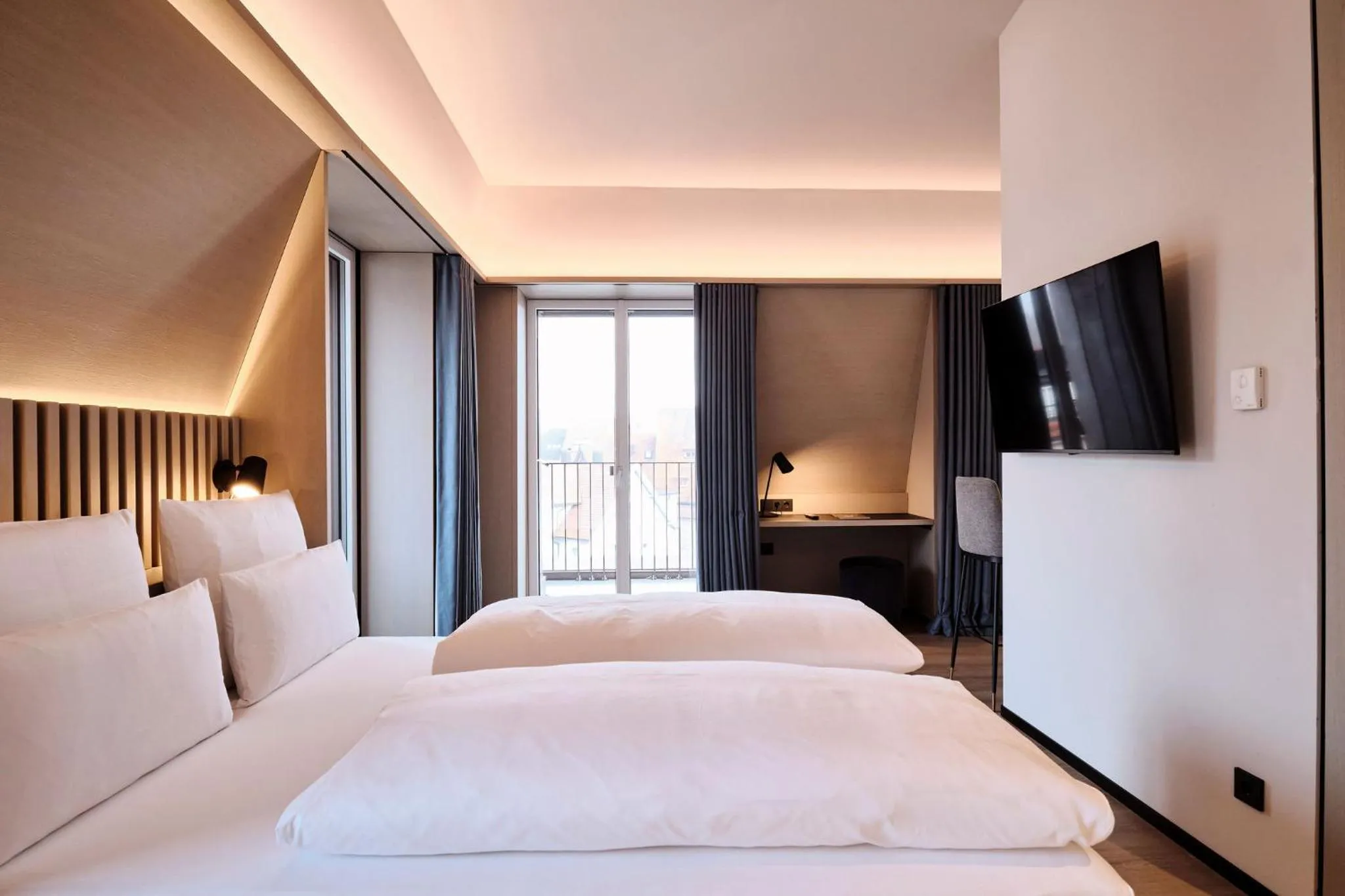 Photo of the whole room, Bed in 4K