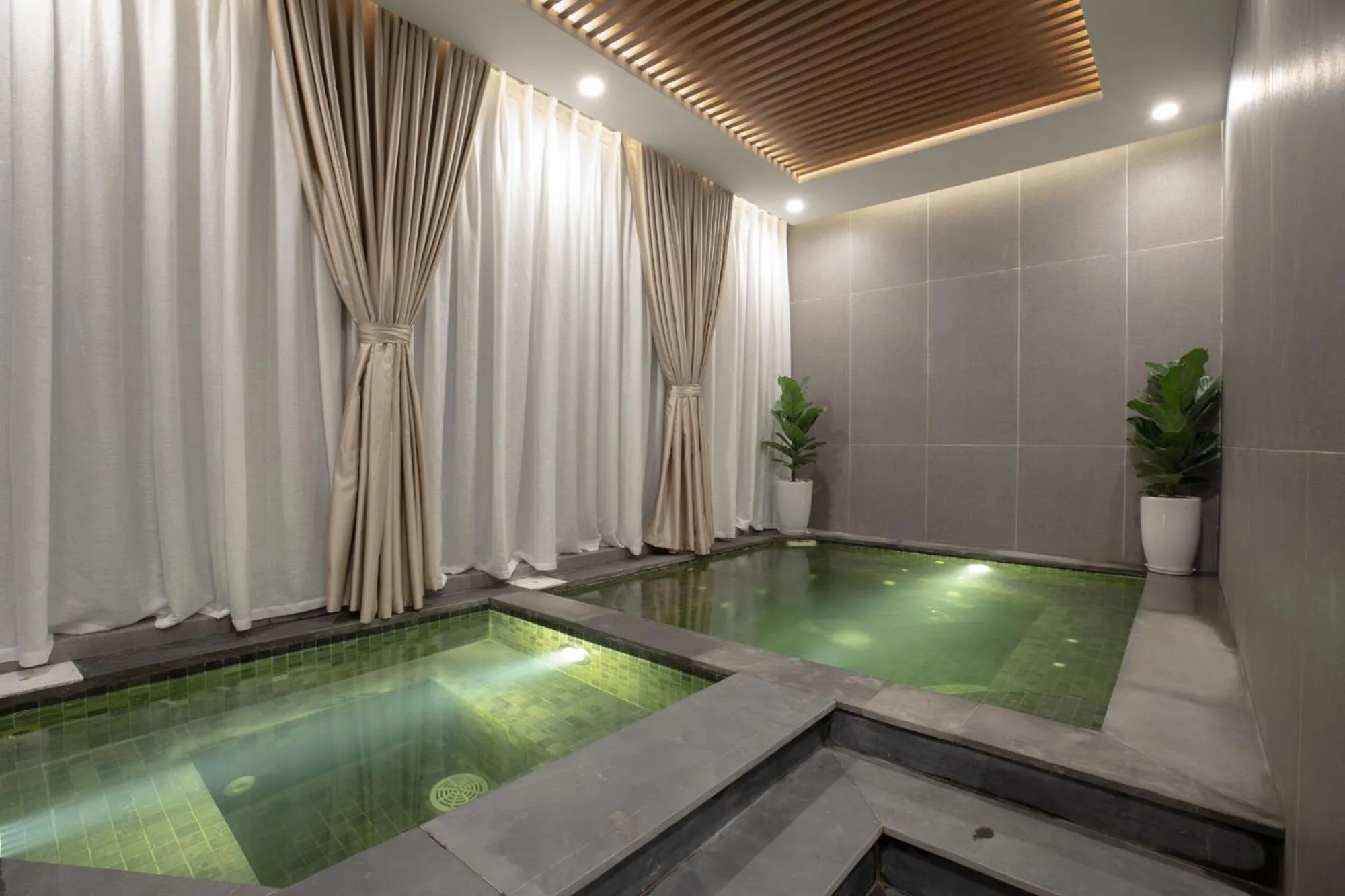 Hot Tub in Senna Wellness Retreat